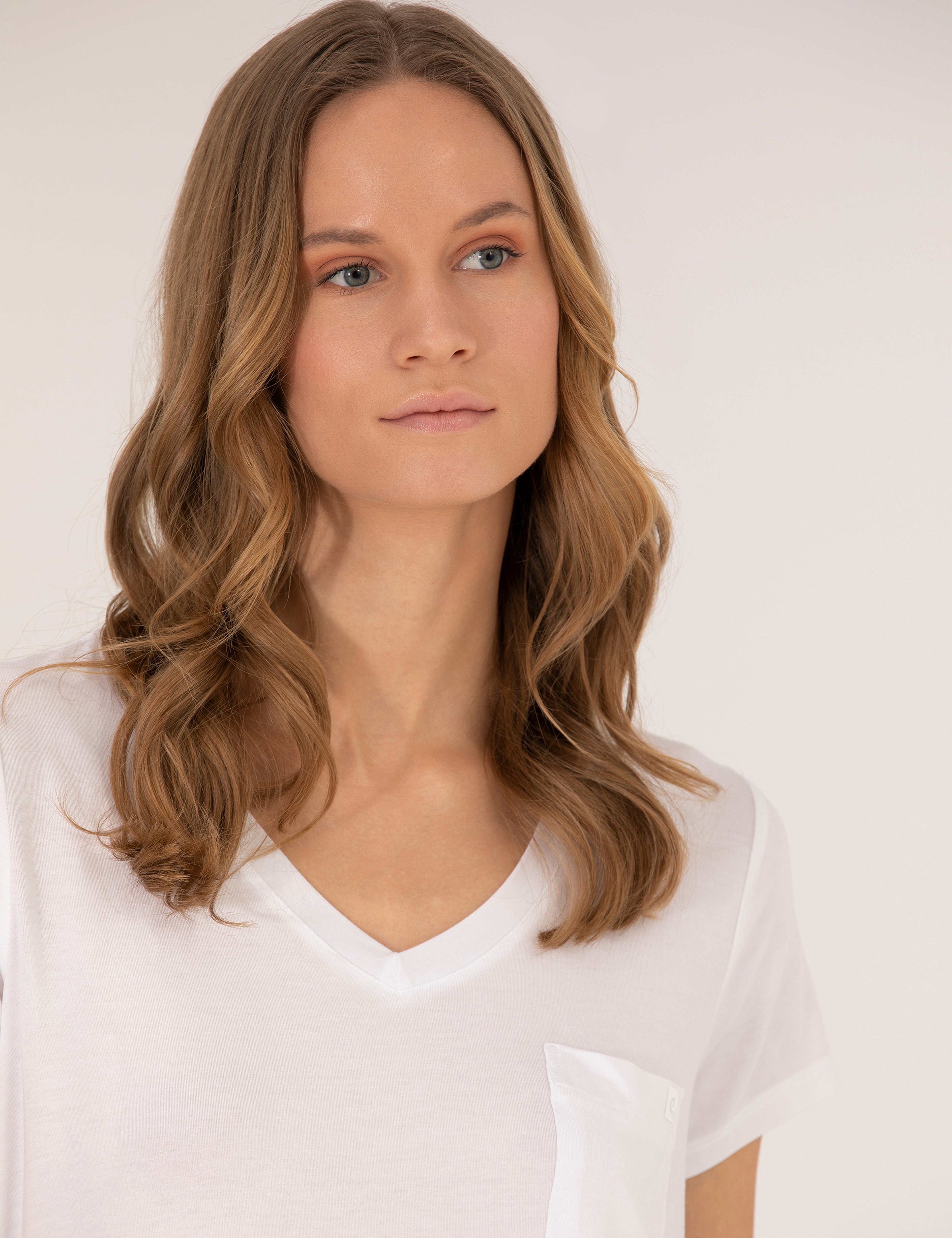 Beyaz Comfort Fit V Yaka Basic Tişört