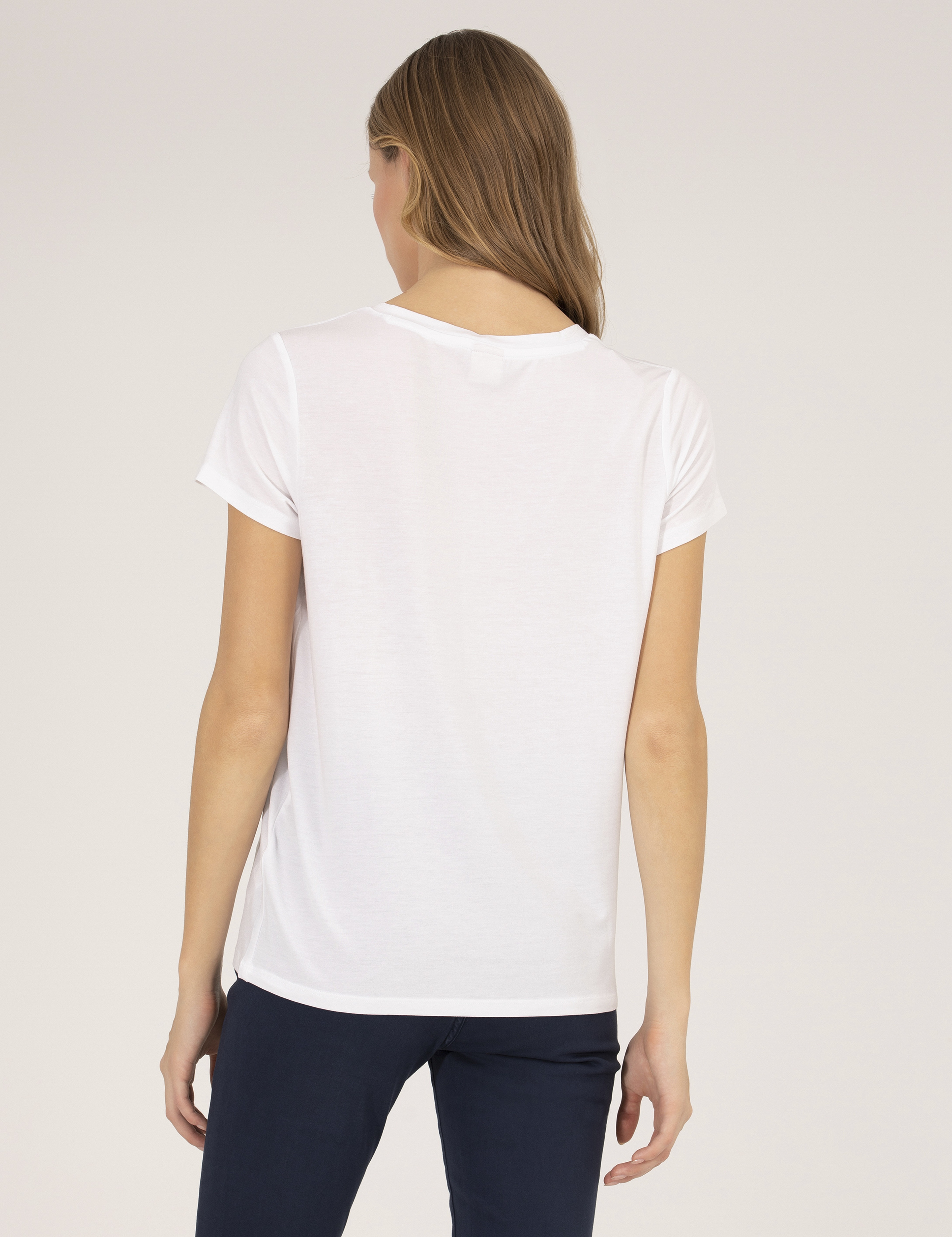 Beyaz Comfort Fit V Yaka Basic Tişört - Image 5