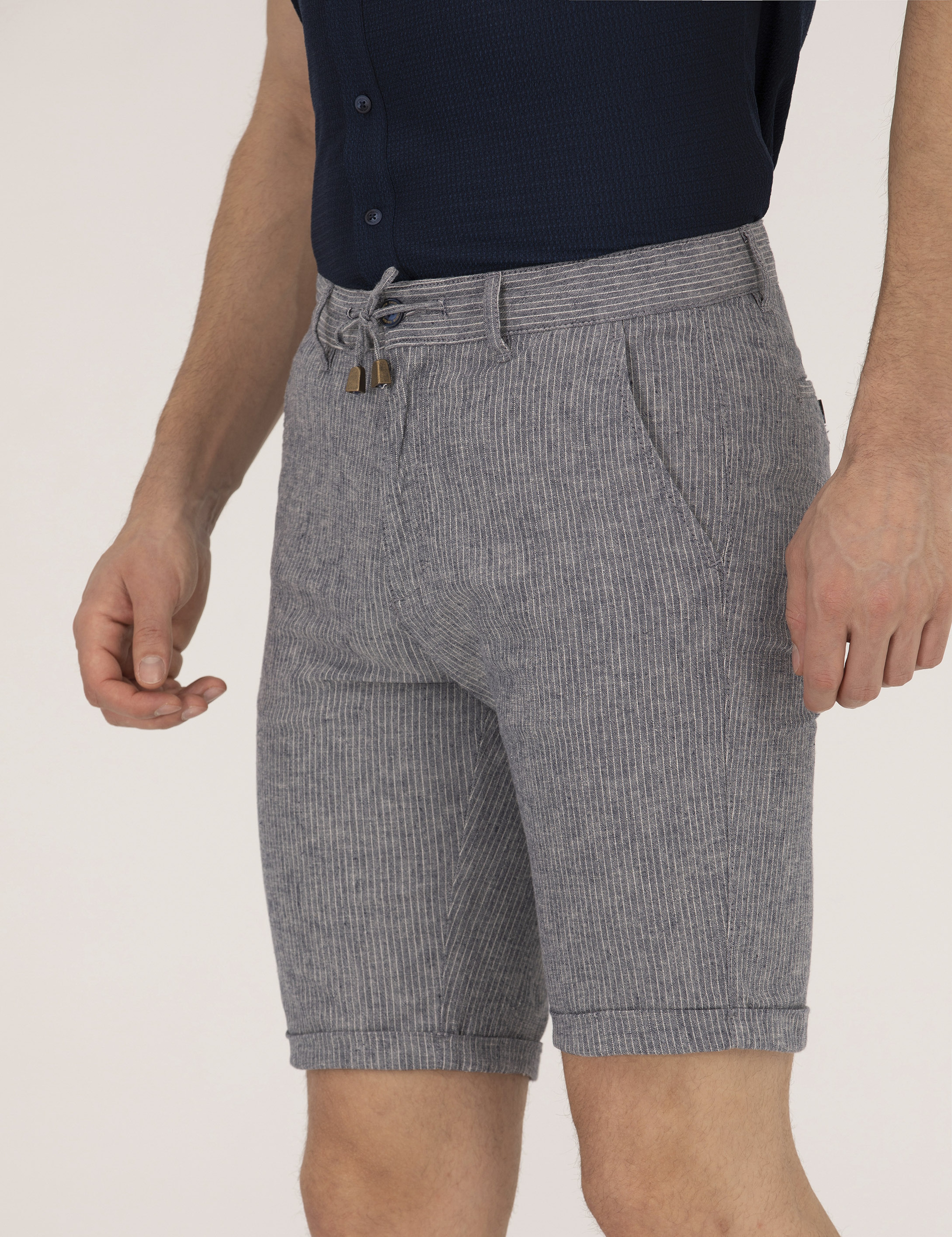 Açık Lacivert Slim Fit Keten Karışımlı Çizgili Bağcıklı Bermuda Şort - Image 6