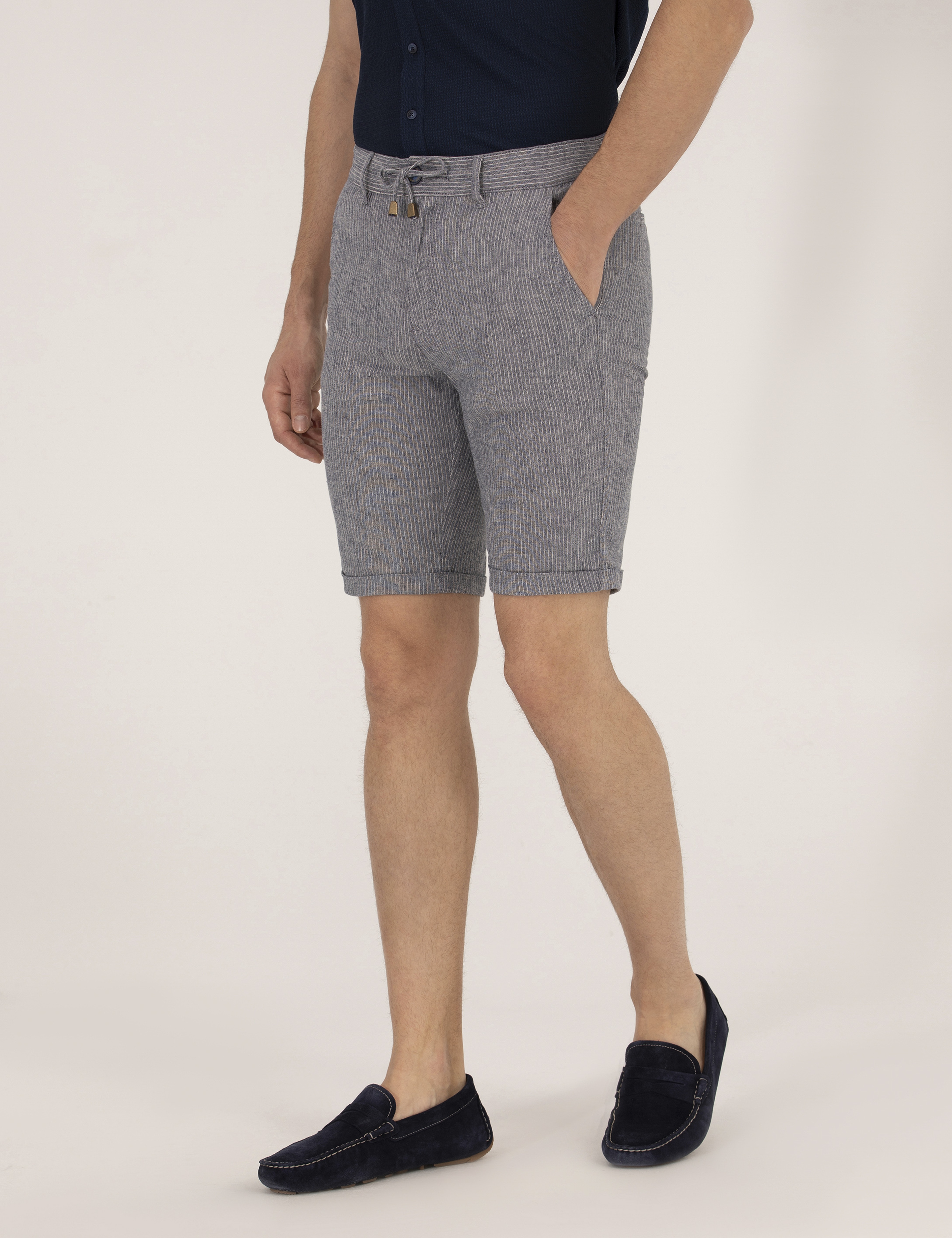 Açık Lacivert Slim Fit Keten Karışımlı Çizgili Bağcıklı Bermuda Şort - Image 2