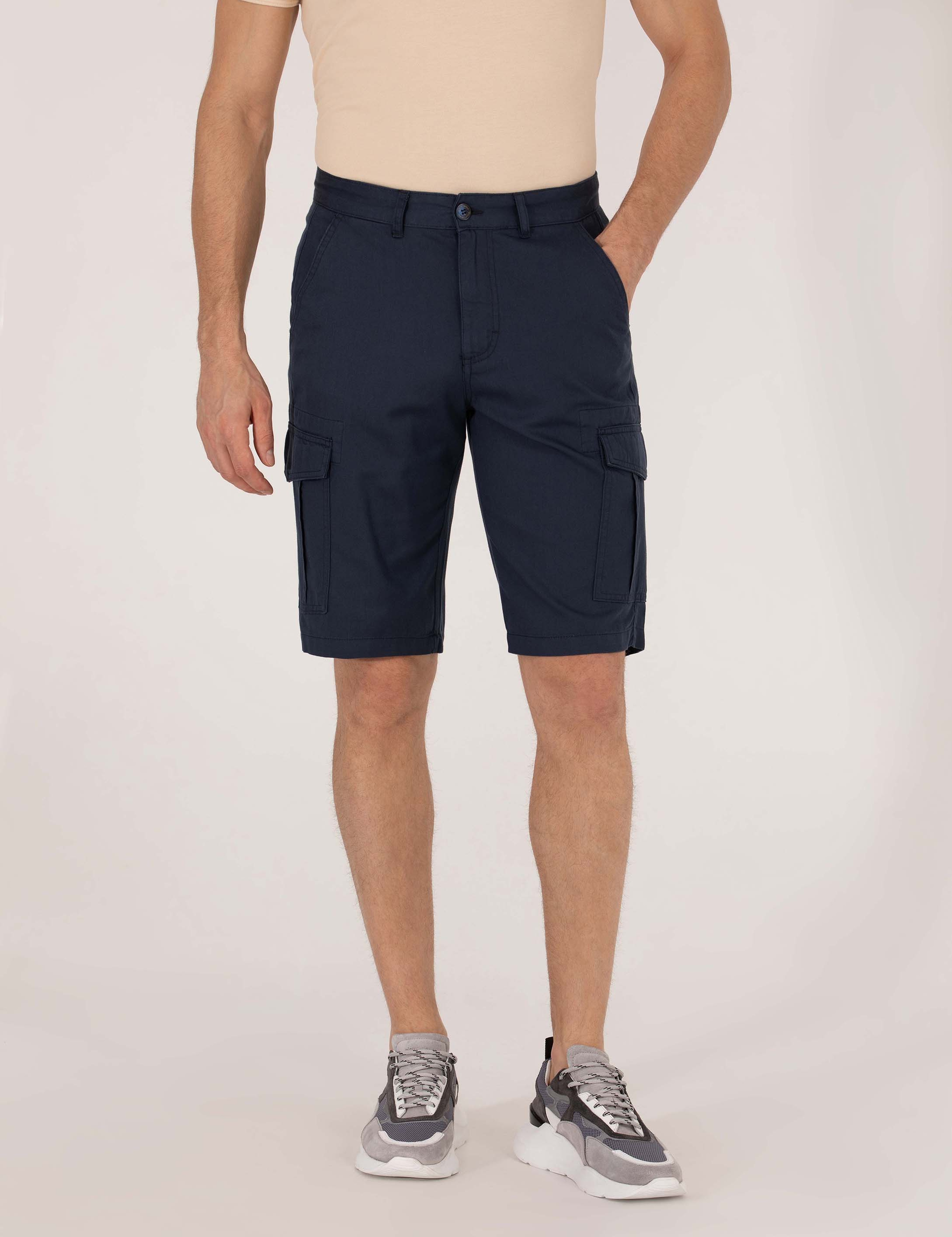 Lacivert Comfort Fit Kargo Cepli Bermuda Şort - Image 2