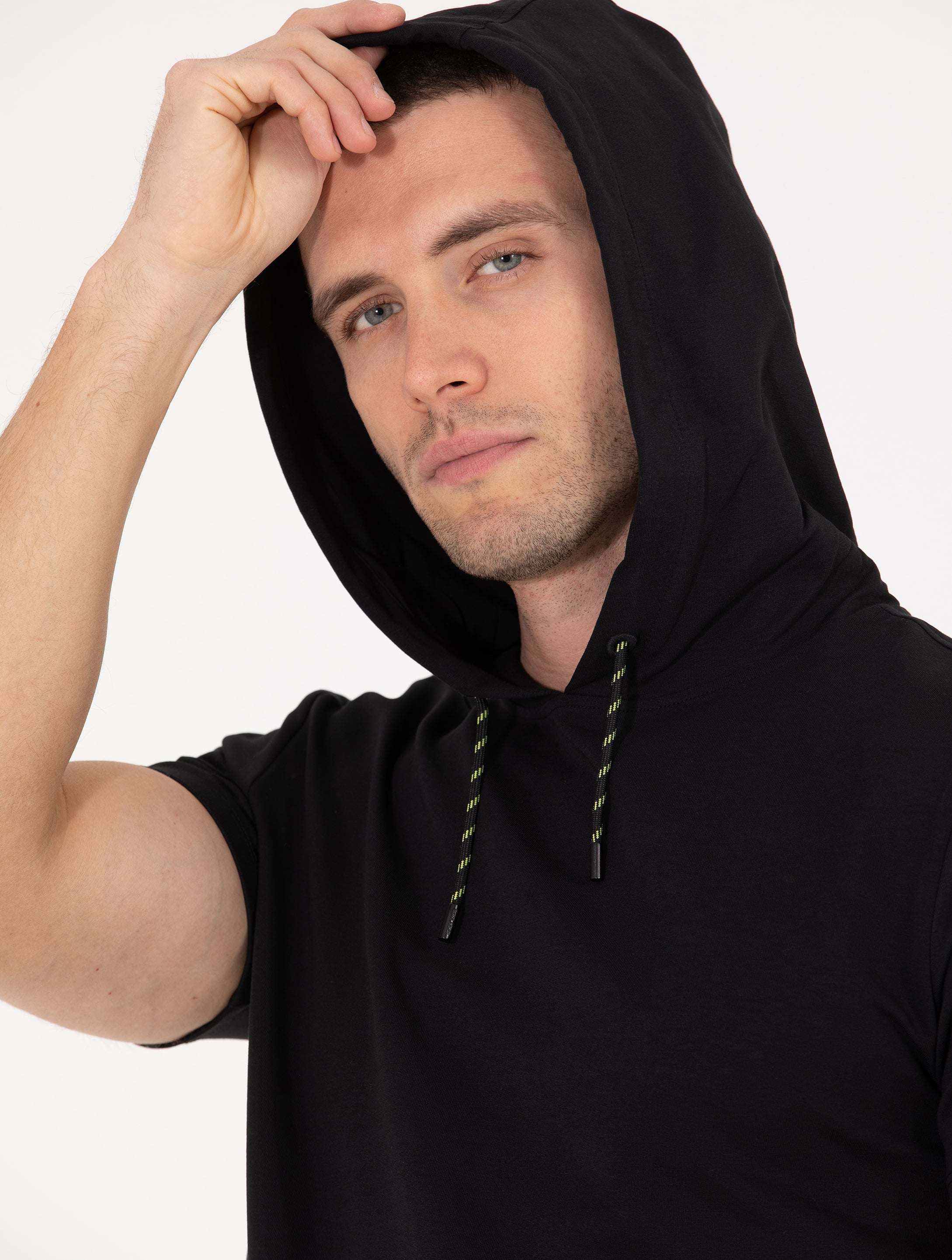 Siyah Regular Fit Kapüşonlu Tişört - Image 2