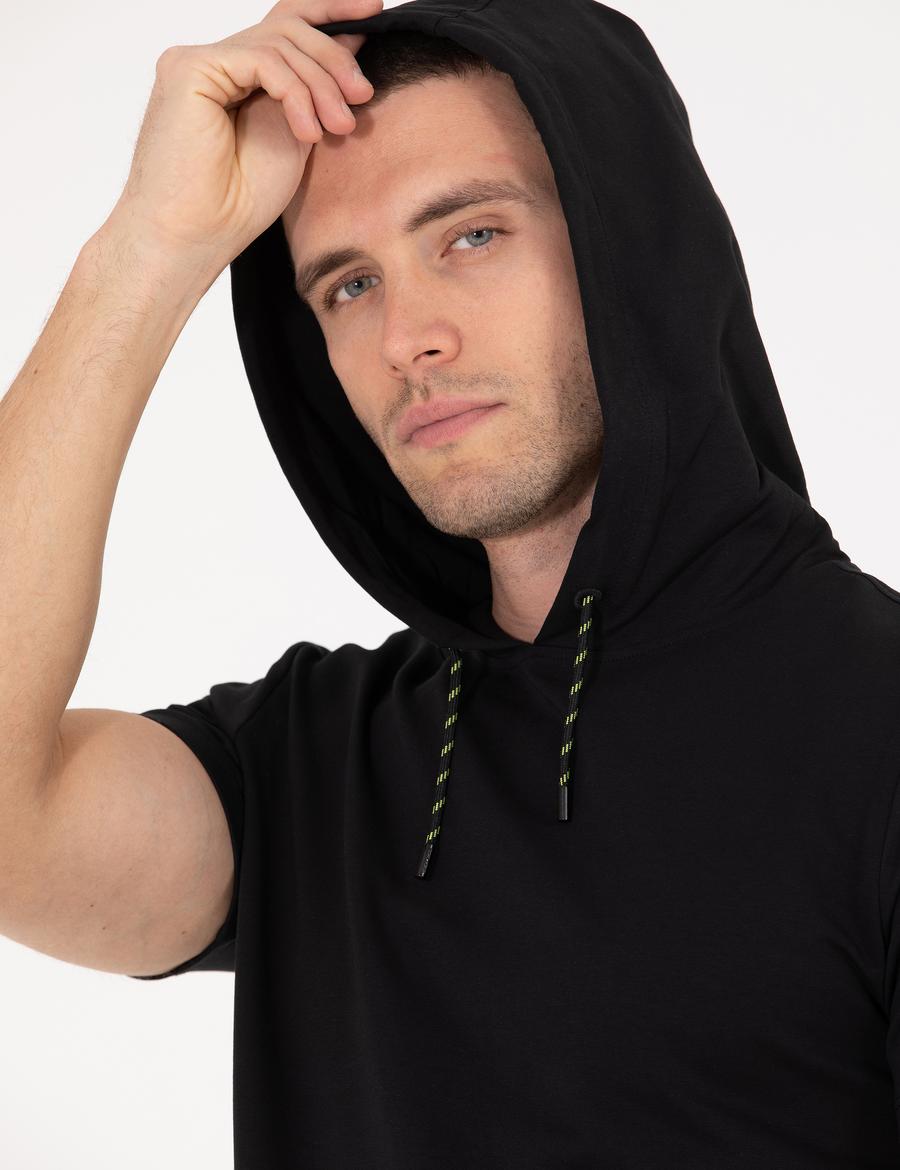Siyah Regular Fit Kapüşonlu Tişört