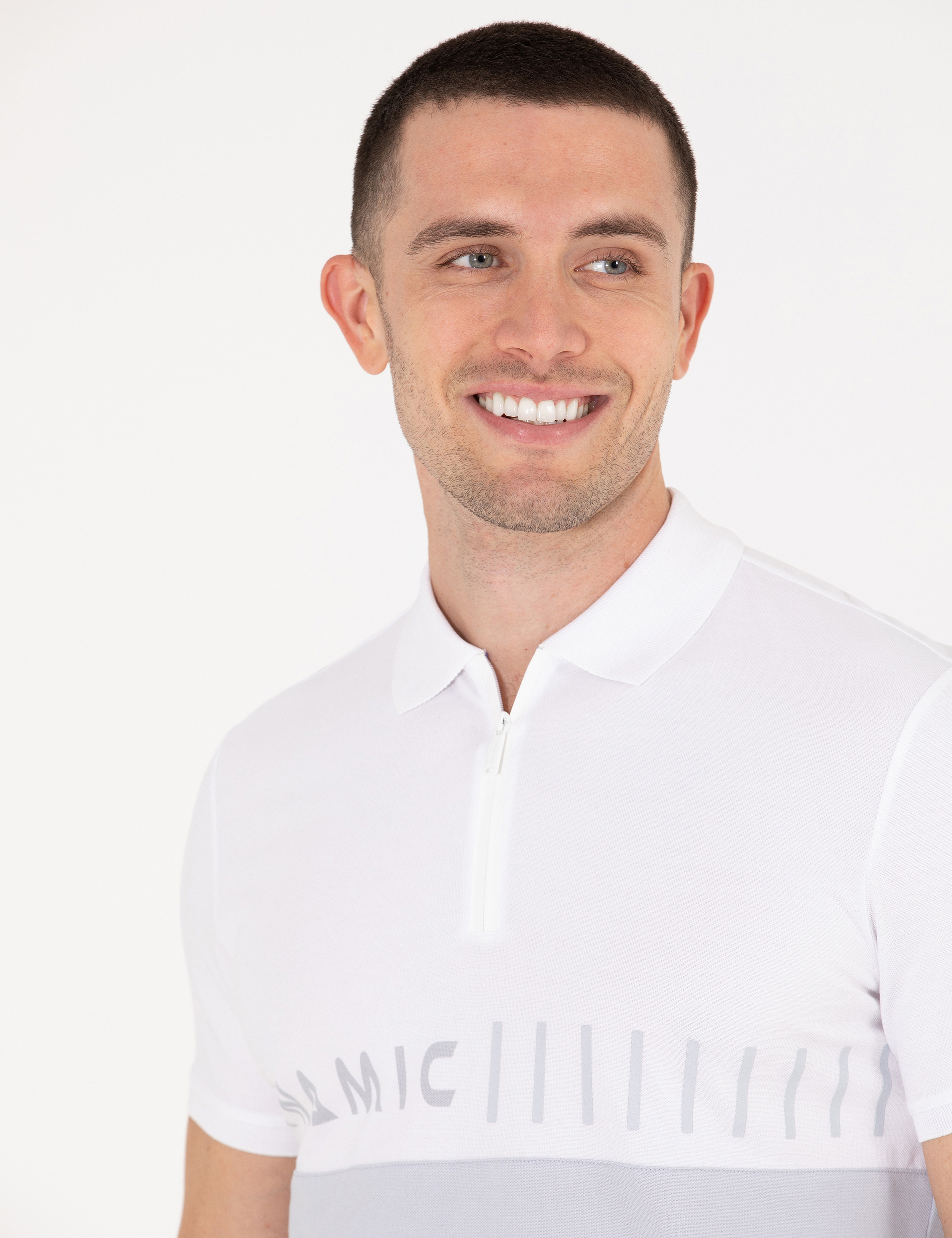 Beyaz Göğüs Baskılı Slim Fit Polo Yaka Tişört