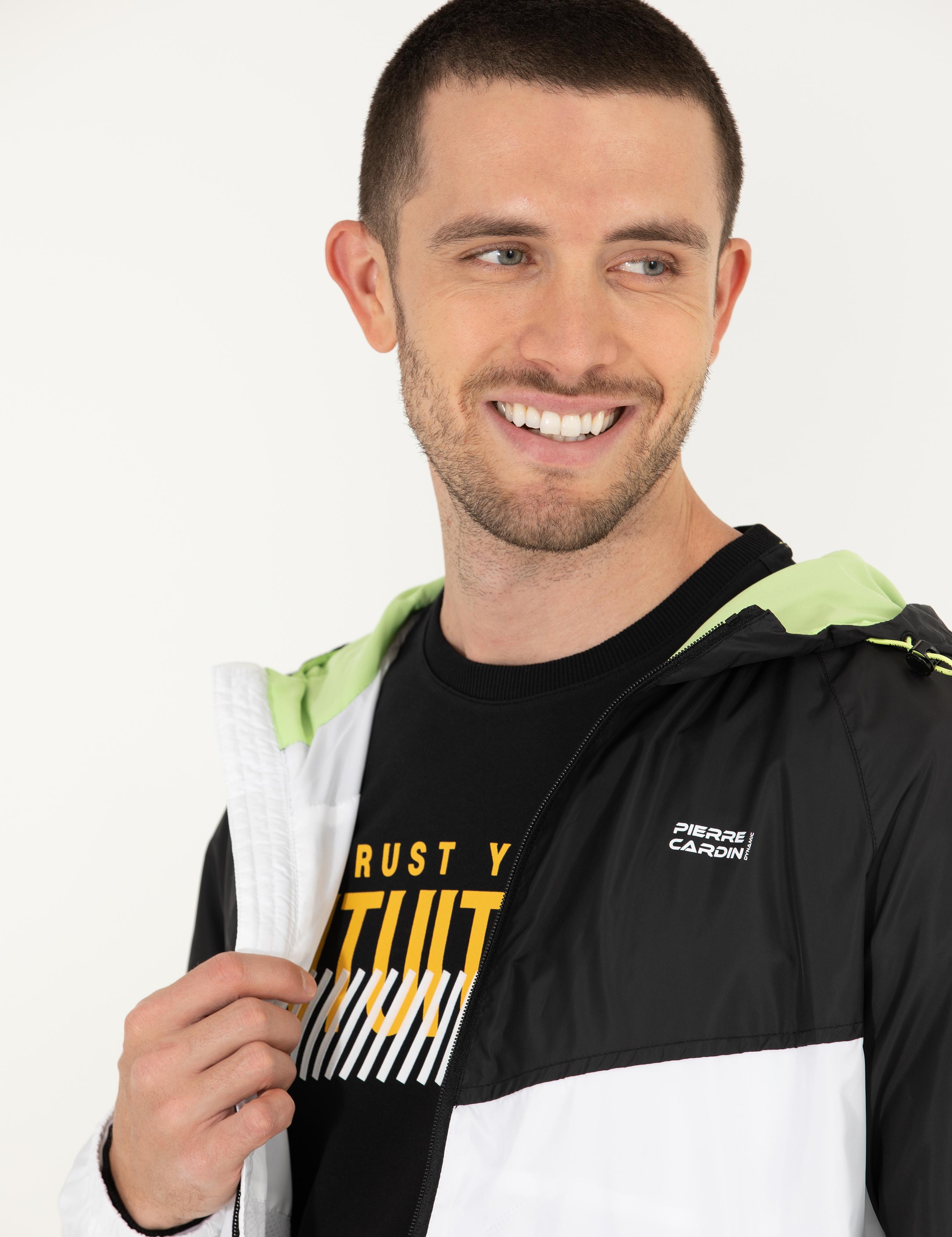 Siyah Kapüşonlu Rüzgarlık Mont