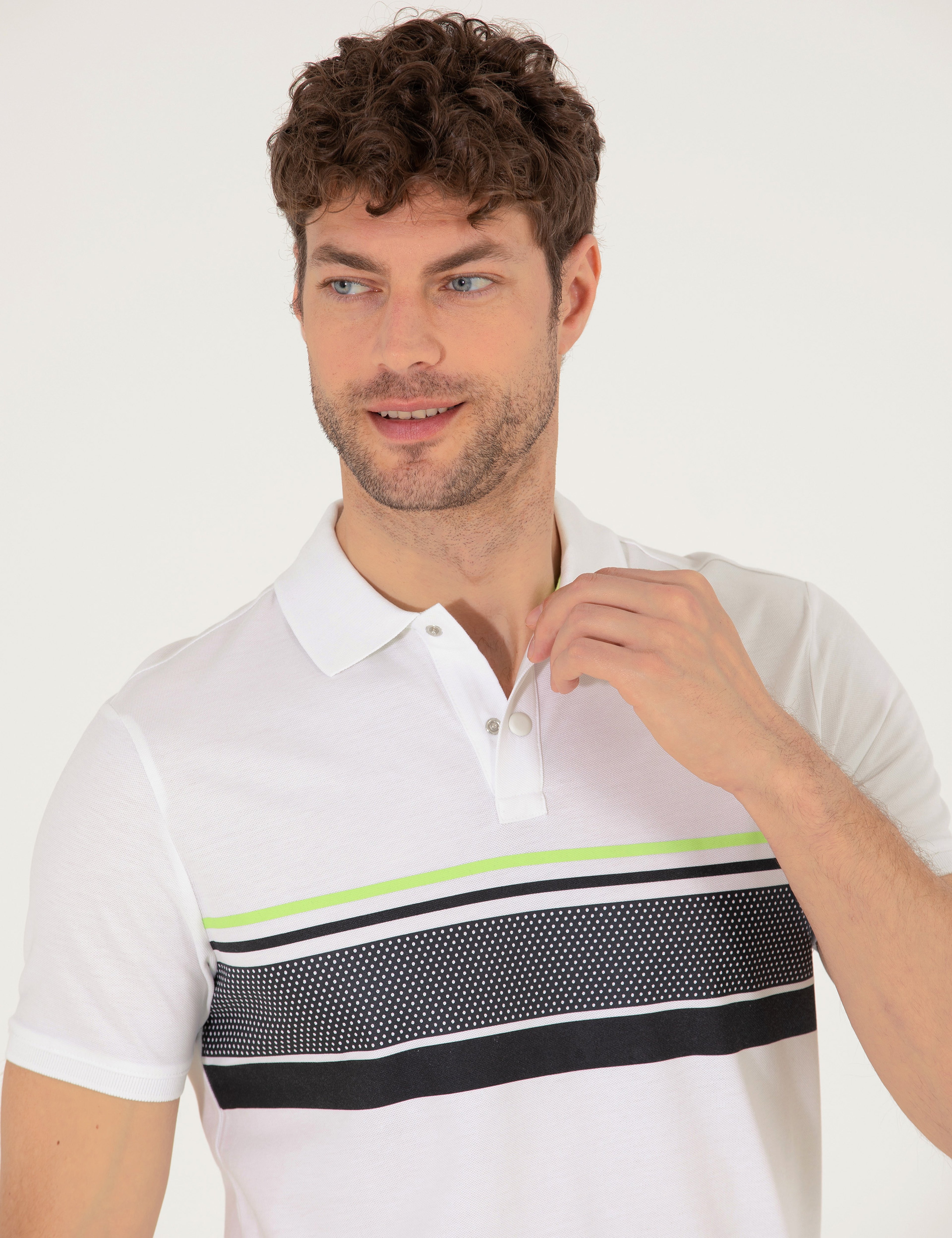 Beyaz Slim Fit Göğüs Baskılı Polo Yaka Tişört