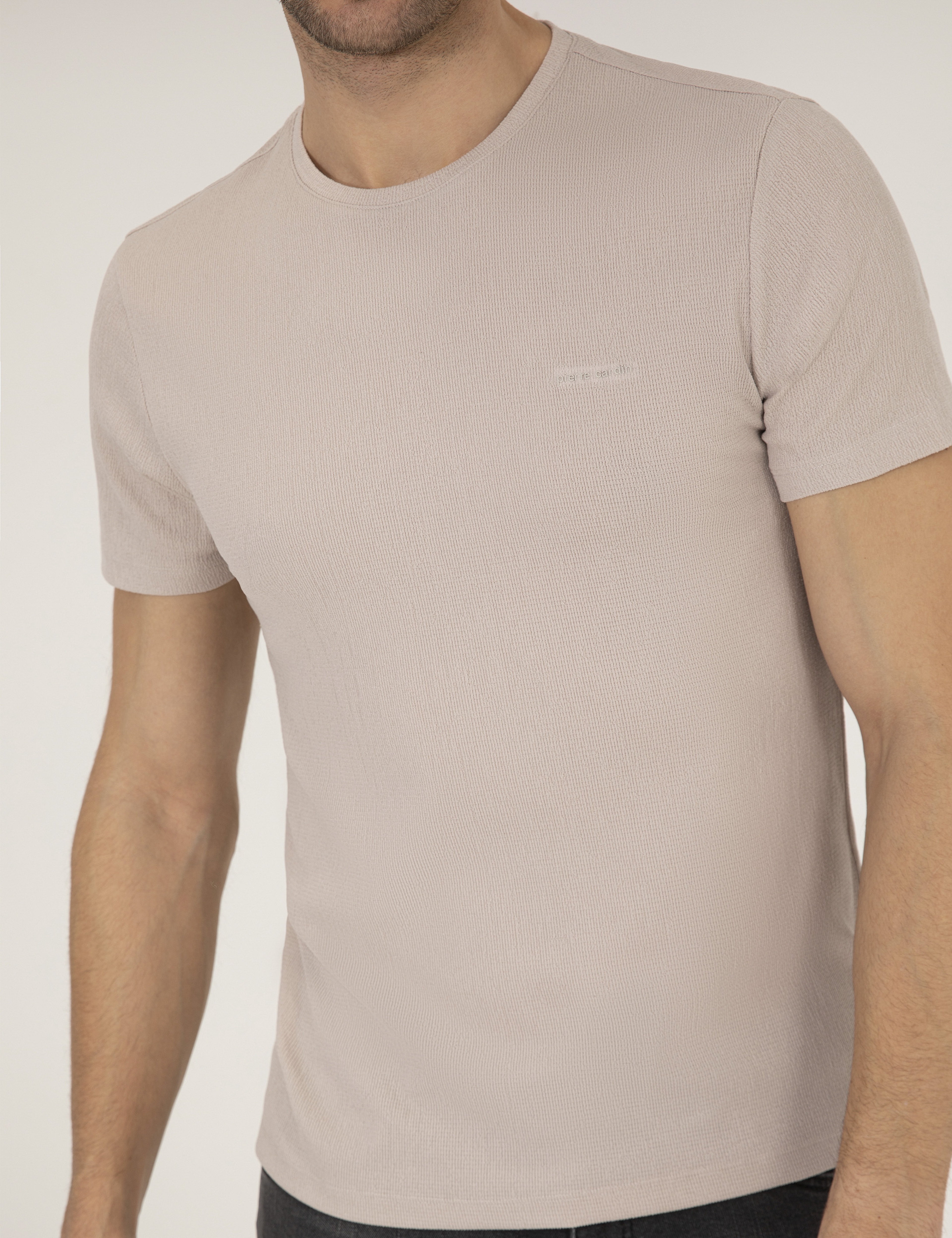 Bej Slim Fit Dokulu Bisiklet Yaka Tişört