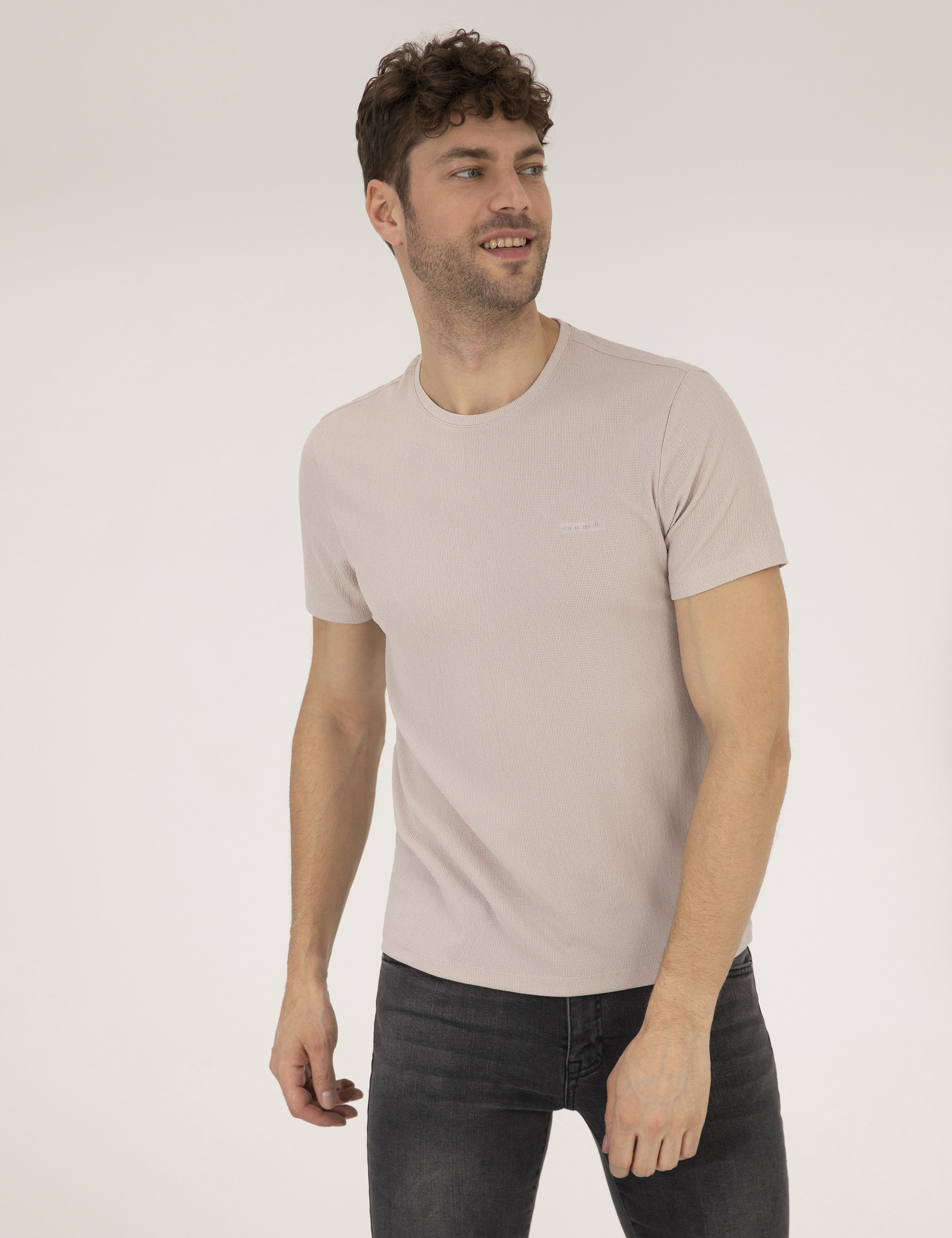 Bej Slim Fit Dokulu Bisiklet Yaka Tişört