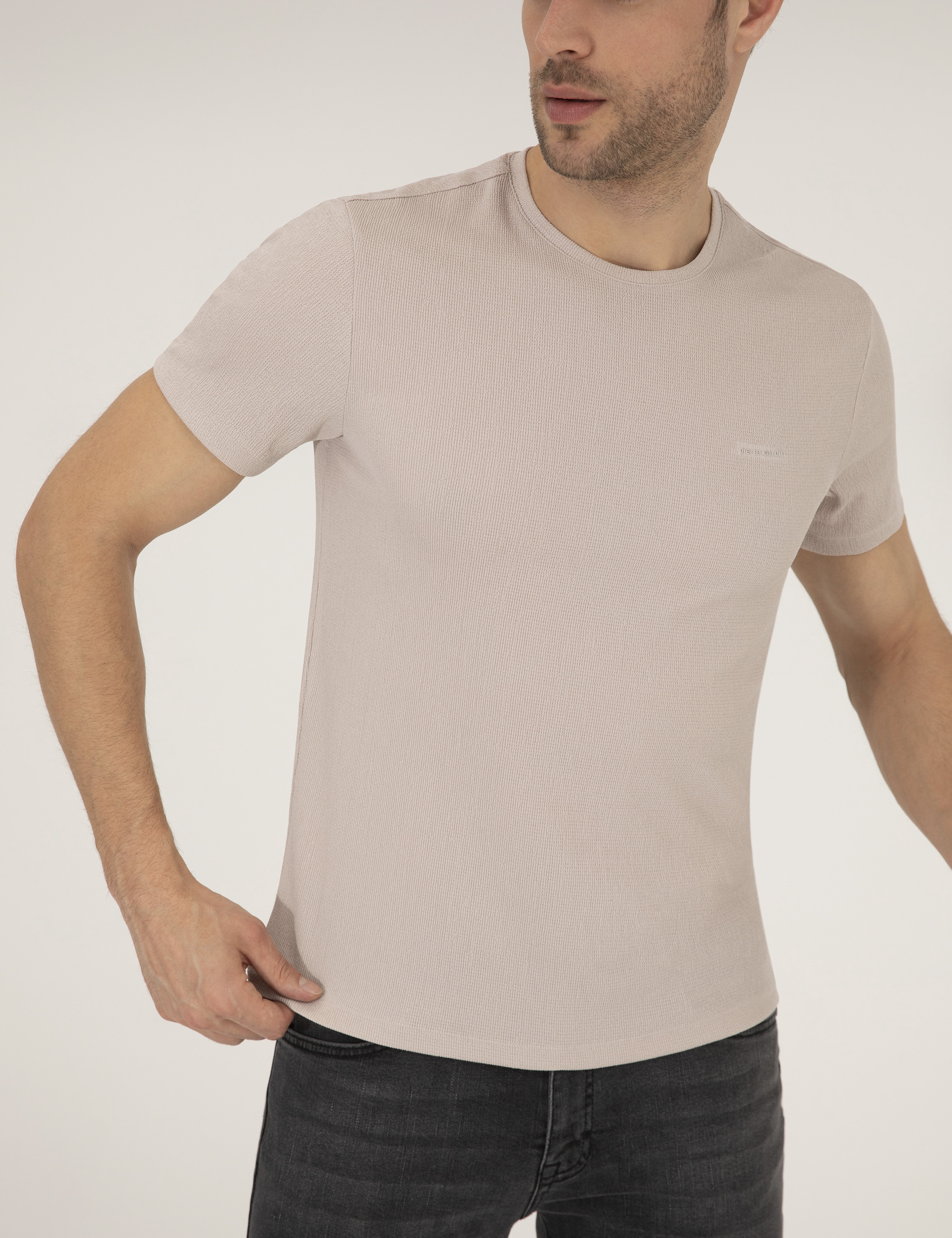 Bej Slim Fit Dokulu Bisiklet Yaka Tişört
