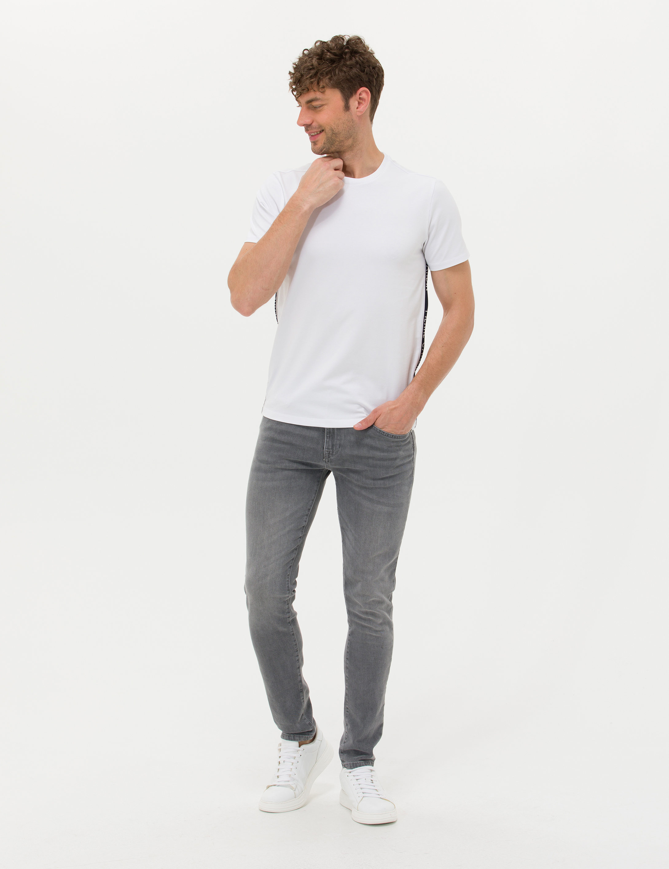 Beyaz Slim Fit Yandan Baskılı Bisiklet Yaka Tişört