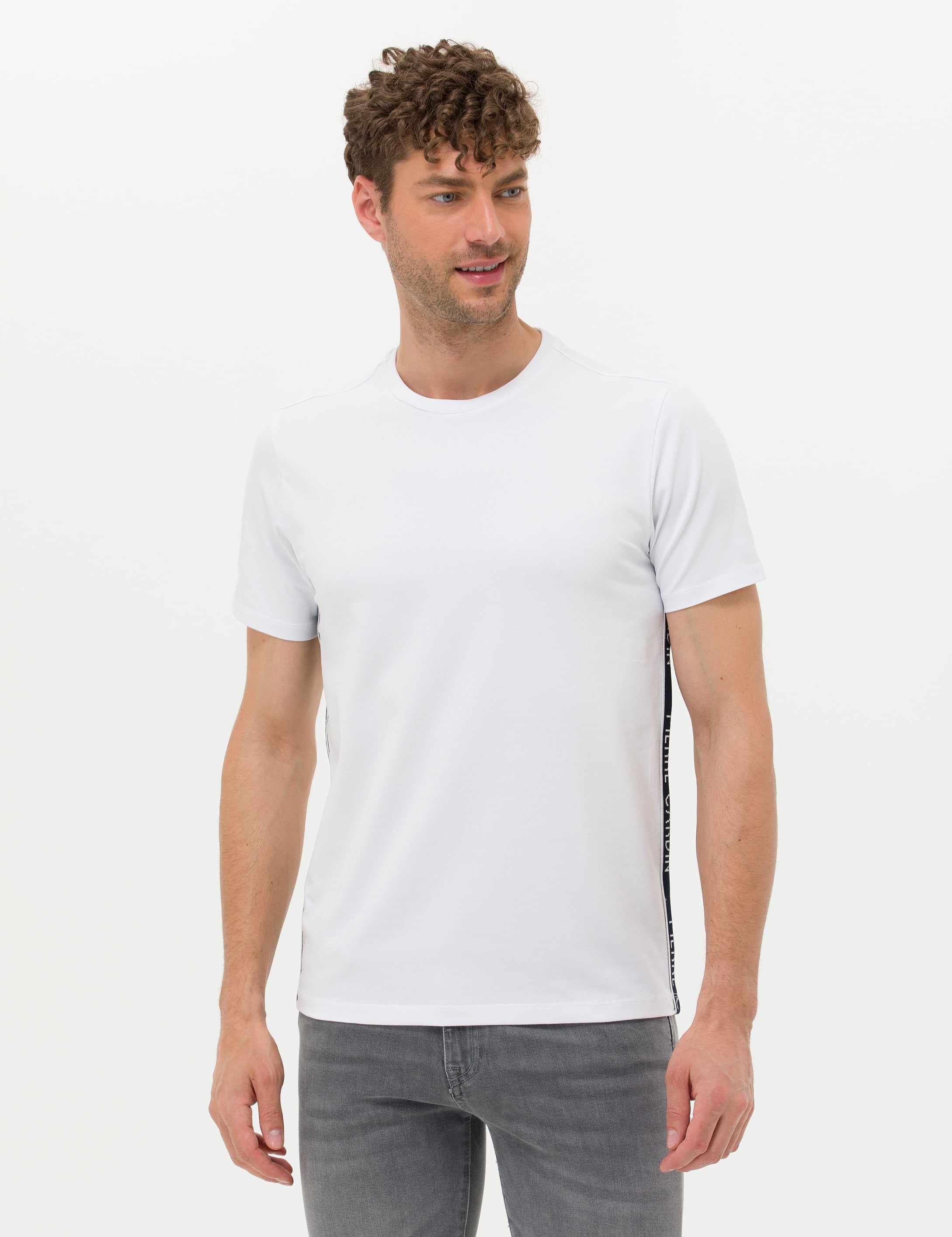 Beyaz Slim Fit Yandan Baskılı Bisiklet Yaka Tişört