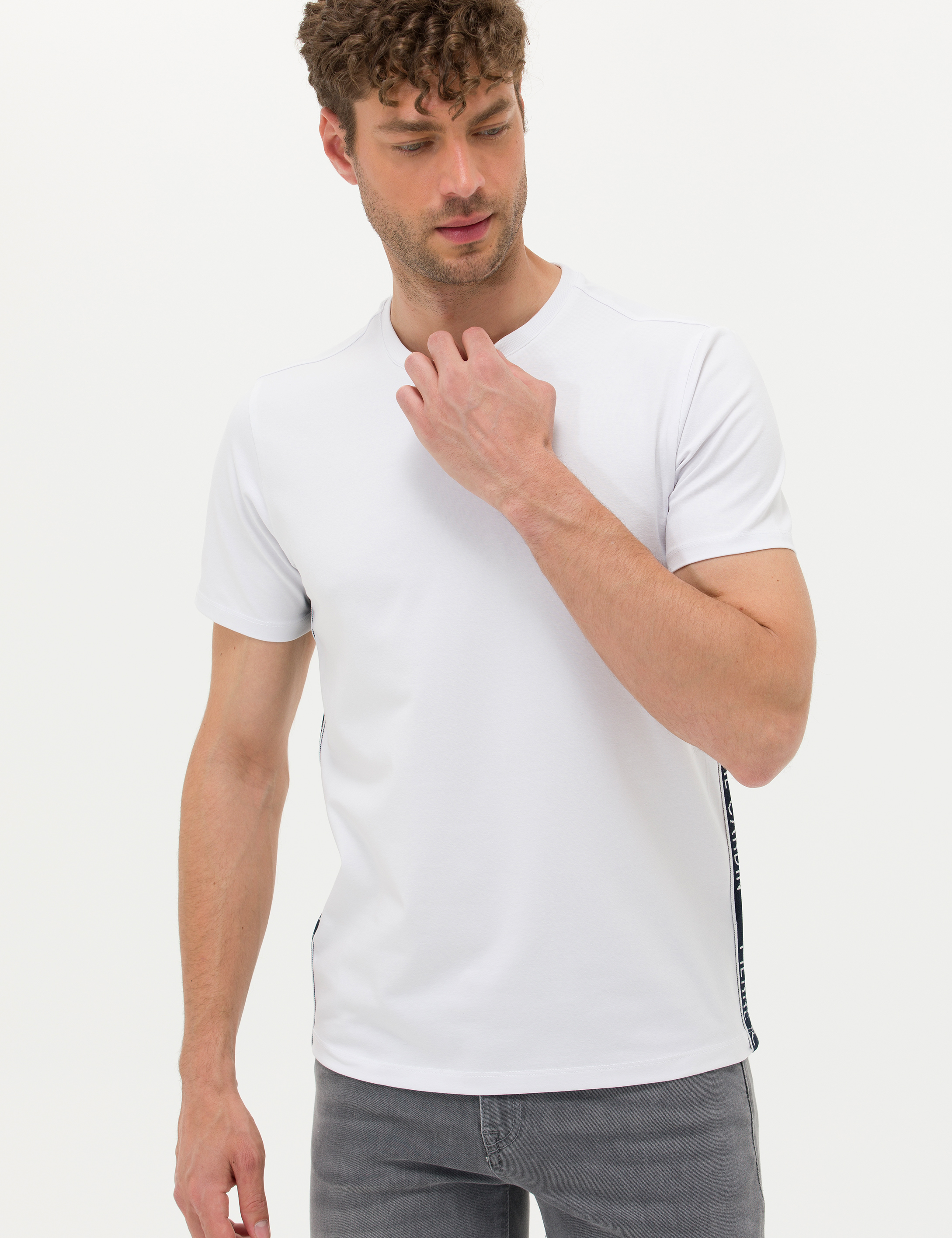Beyaz Slim Fit Yandan Baskılı Bisiklet Yaka Tişört