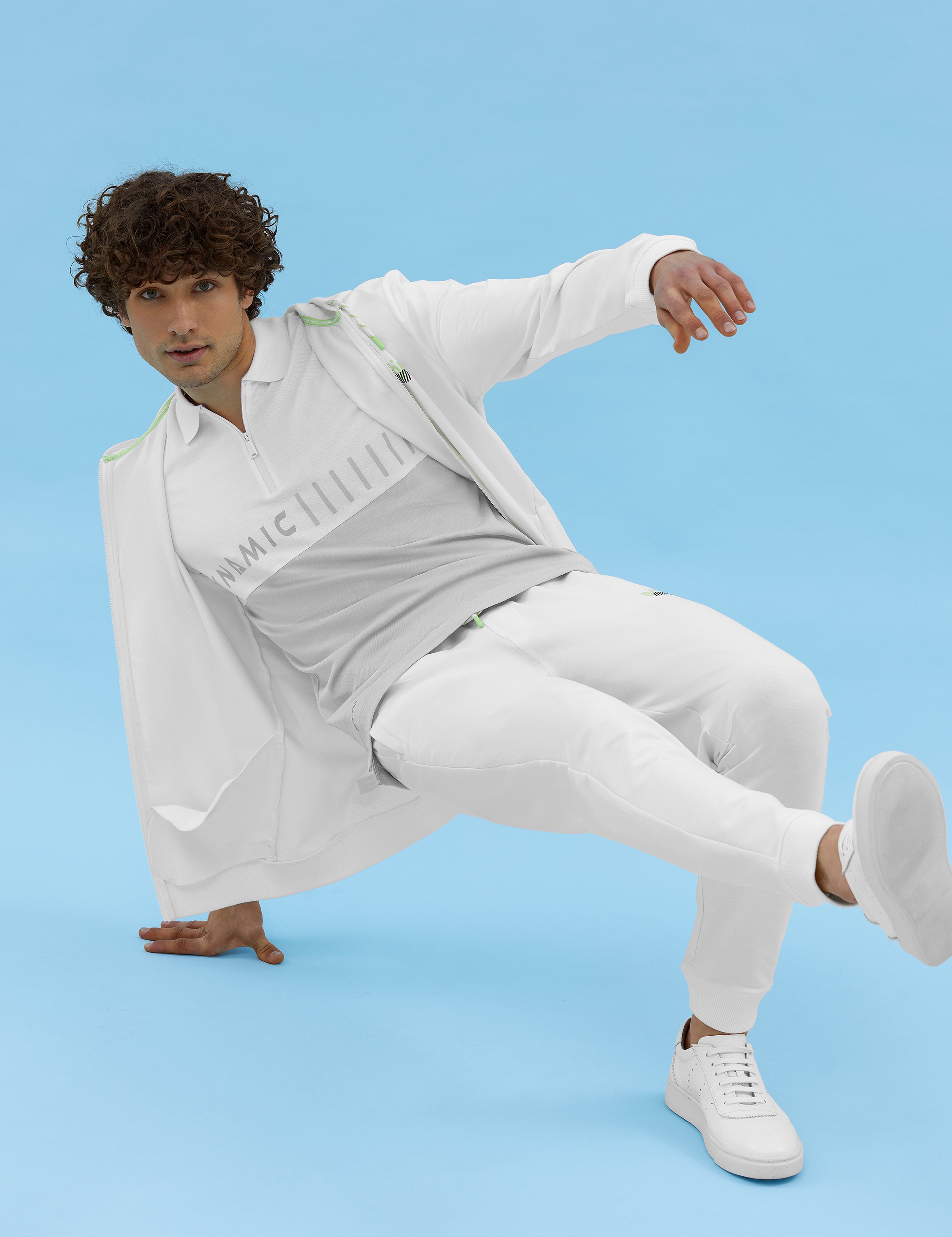 Beyaz Göğüs Baskılı Slim Fit Polo Yaka Tişört - Image 1