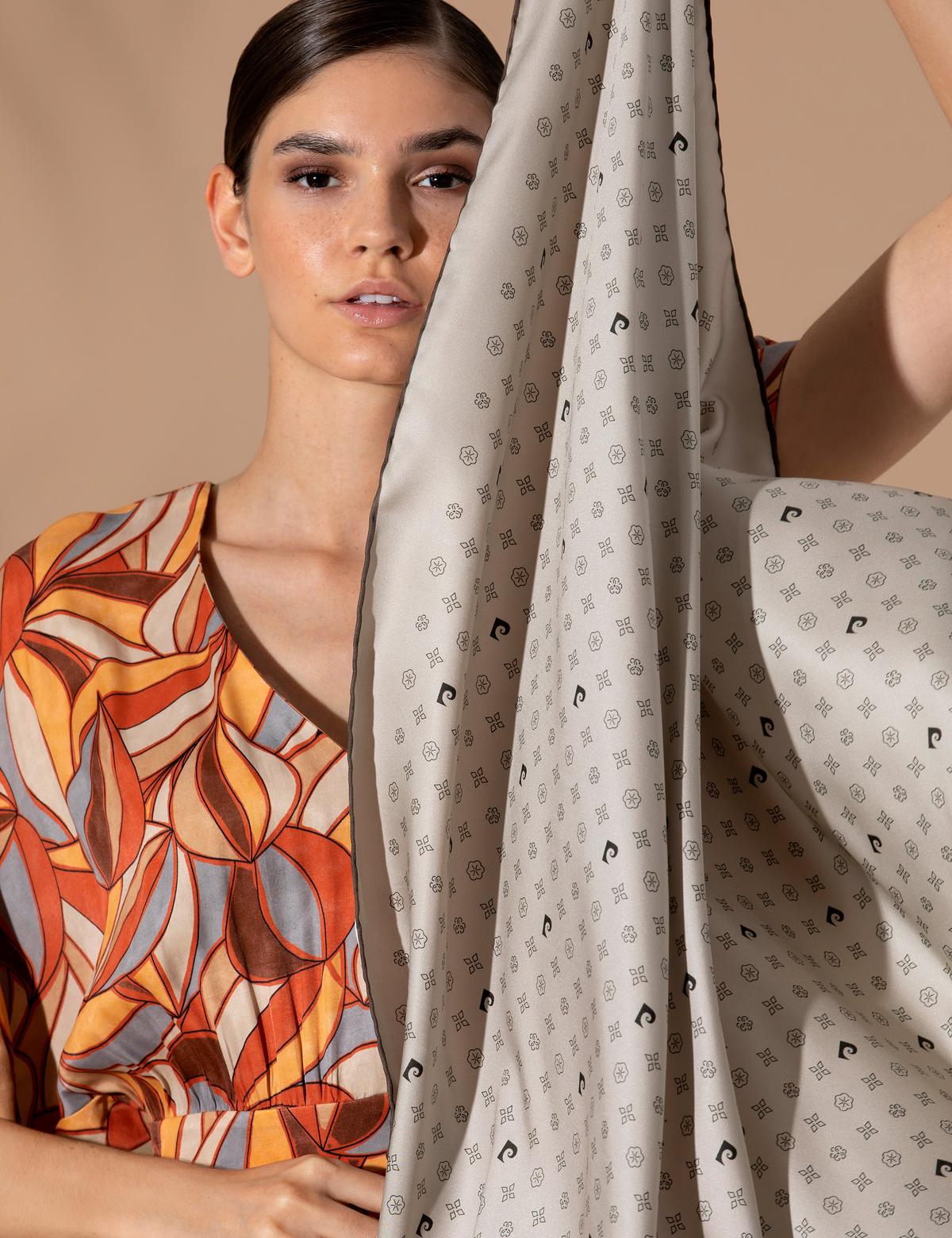 Gri Eşarp - 50285400002