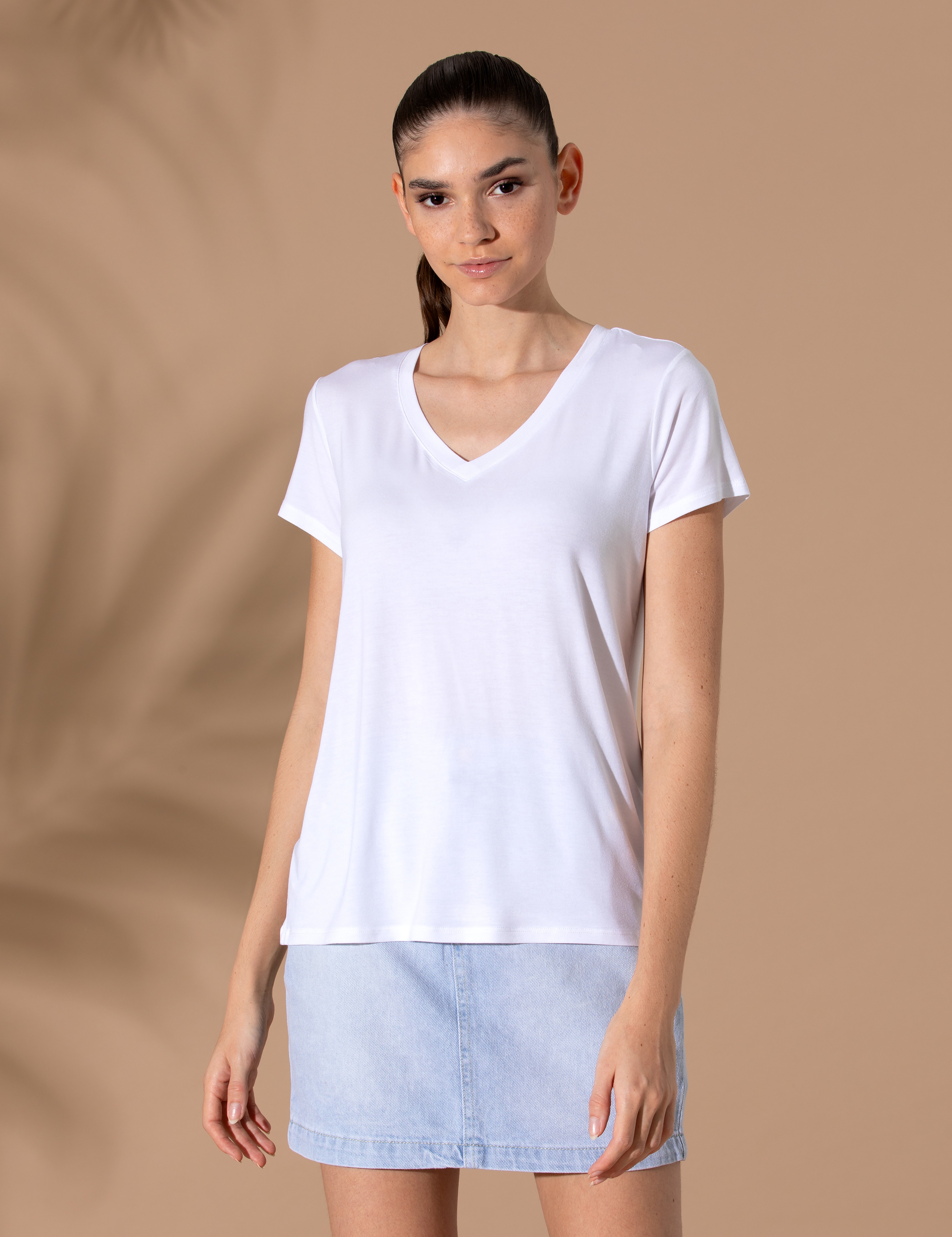 Beyaz Comfort Fit V Yaka Basic Tişört - Image 2