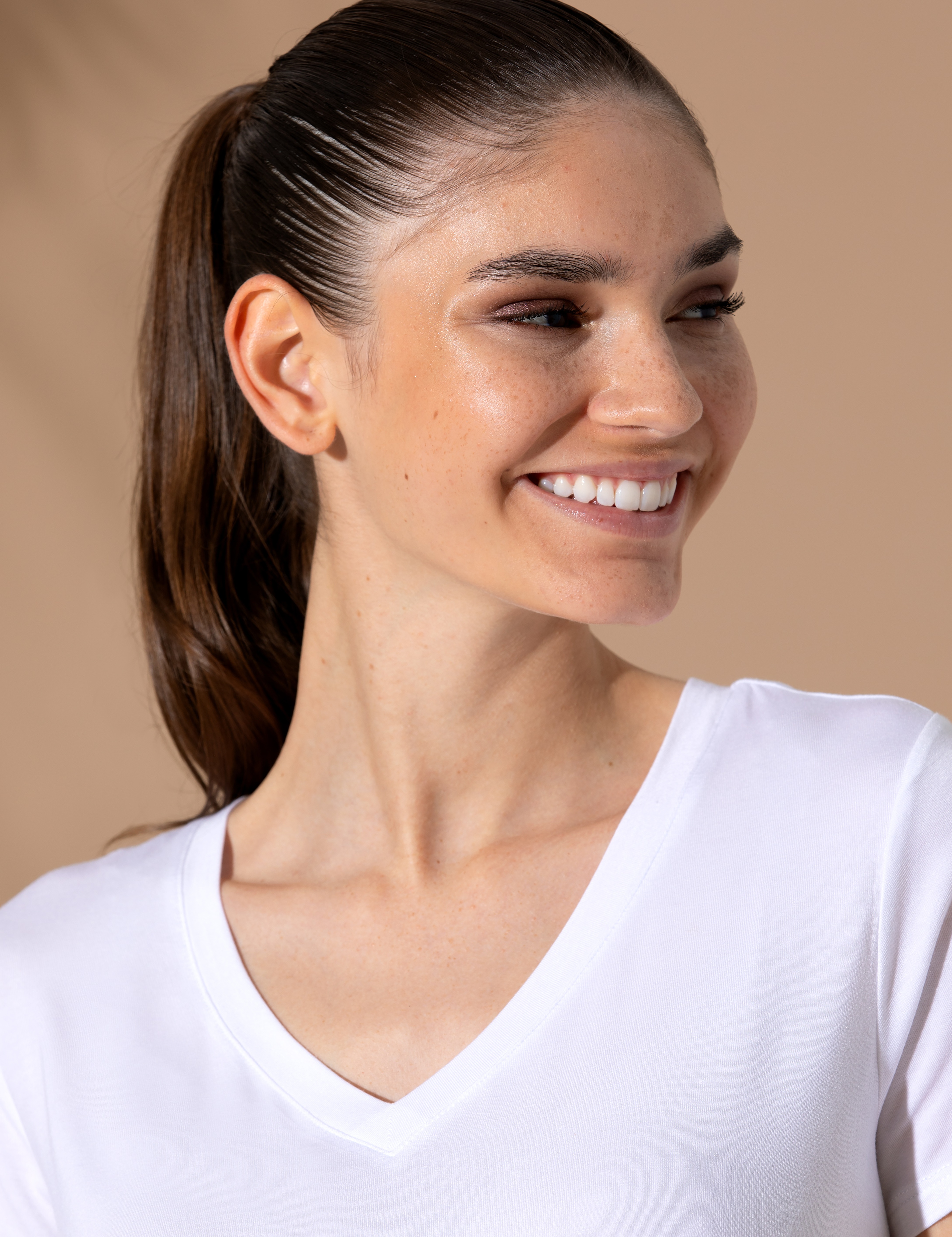 Beyaz Comfort Fit V Yaka Basic Tişört - Image 3