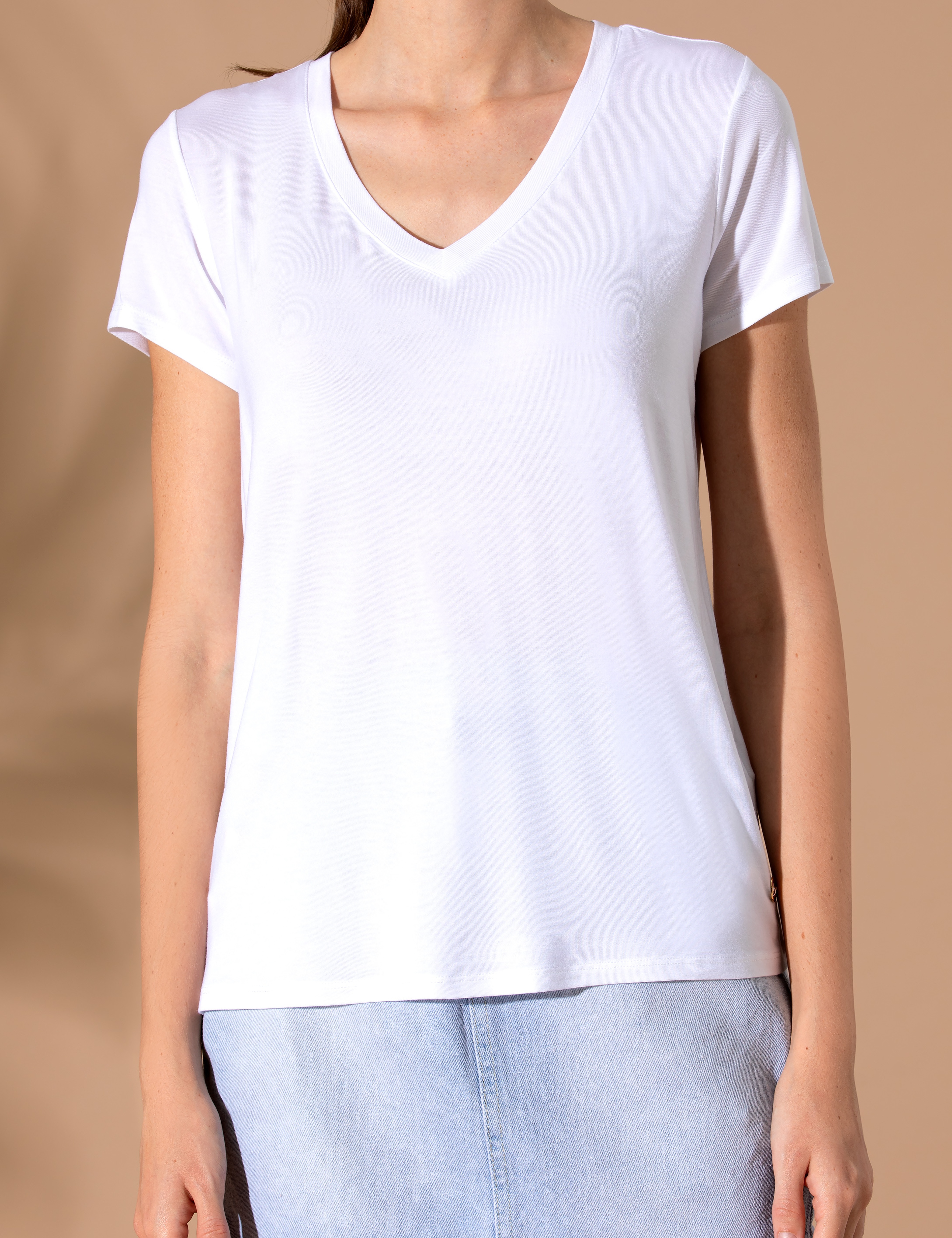 Beyaz Comfort Fit V Yaka Basic Tişört - Image 6