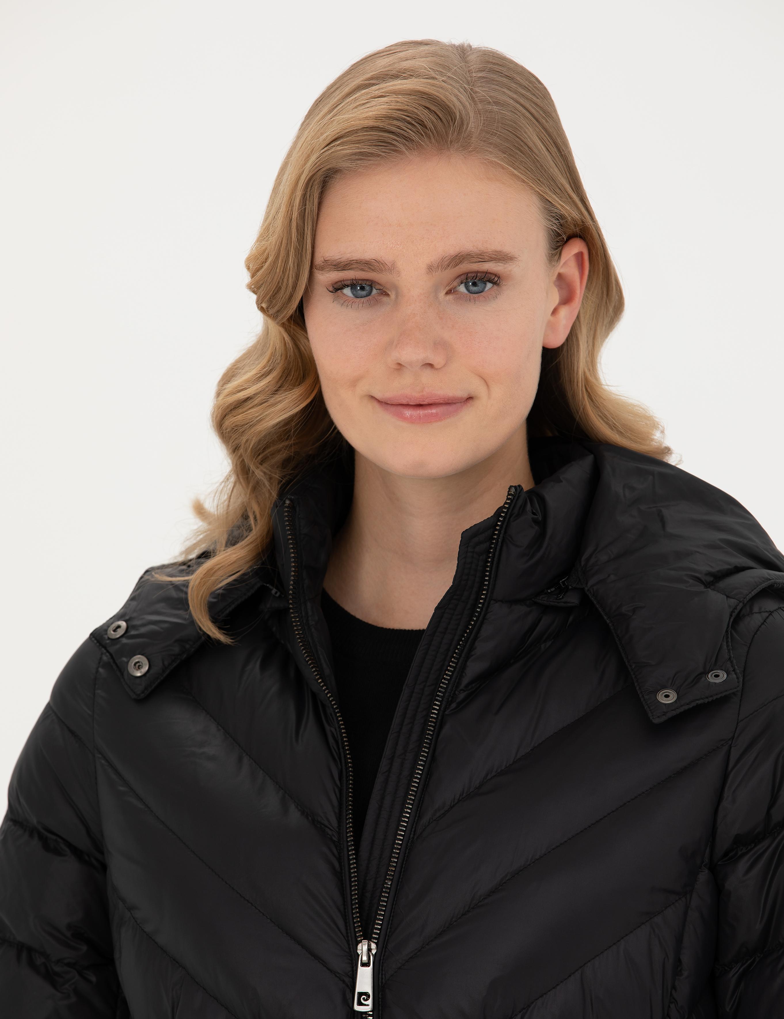 Siyah Kapüşonlu Kaban