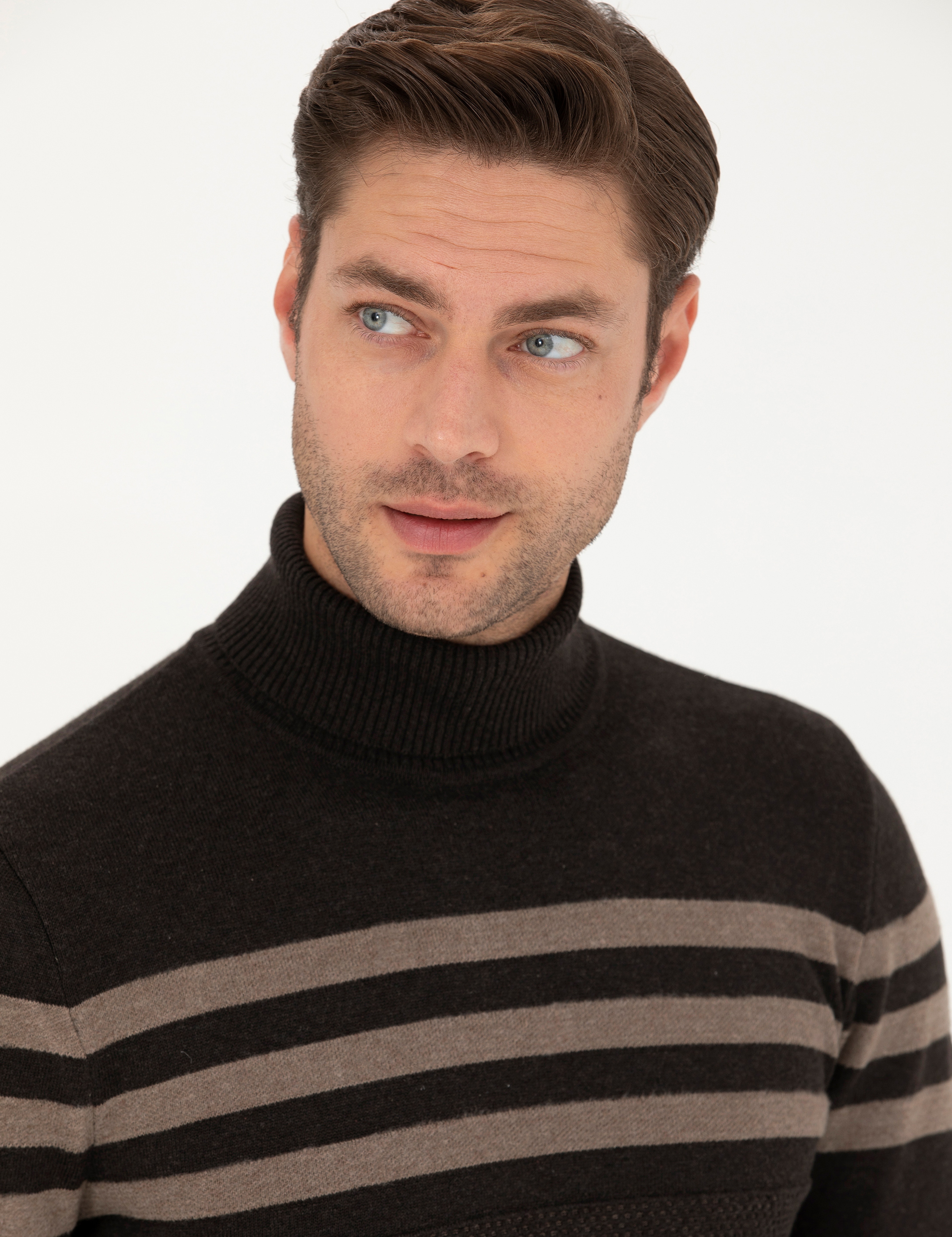 Kahverengi Slim Fit Balıkçı Yaka Triko Kazak - Image 2