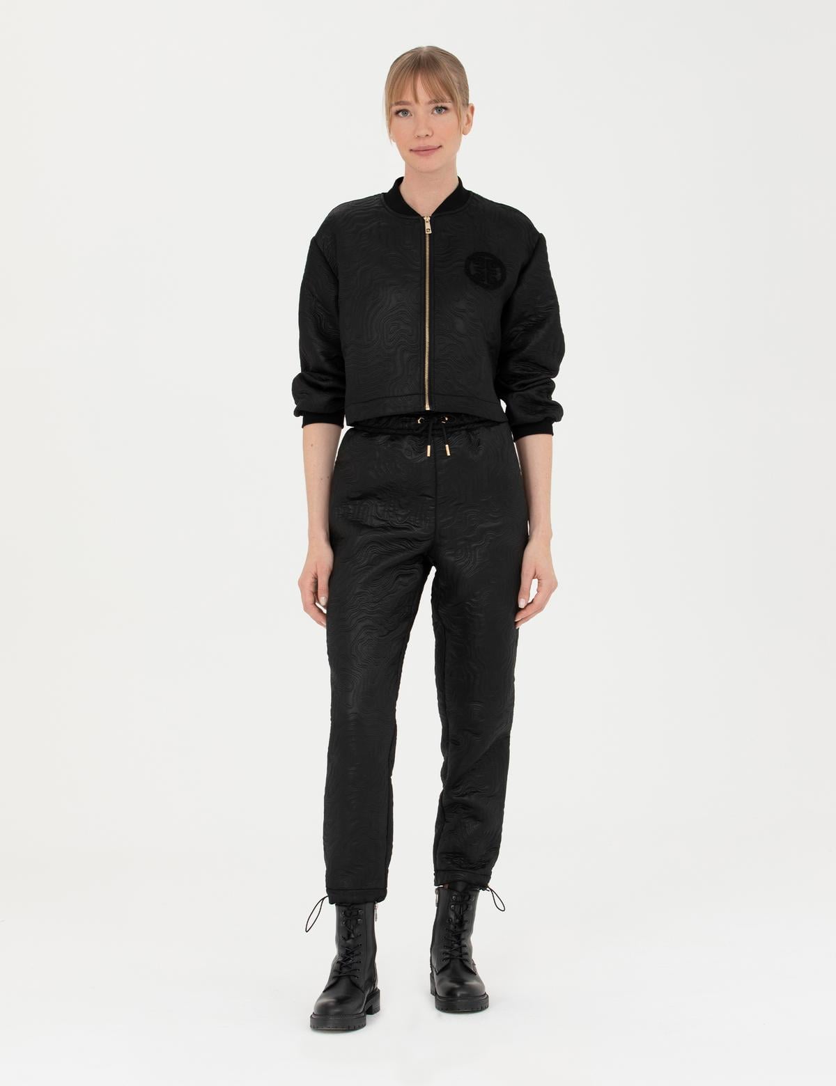 Siyah Parlak Dokulu Comfort Fit Pantolon