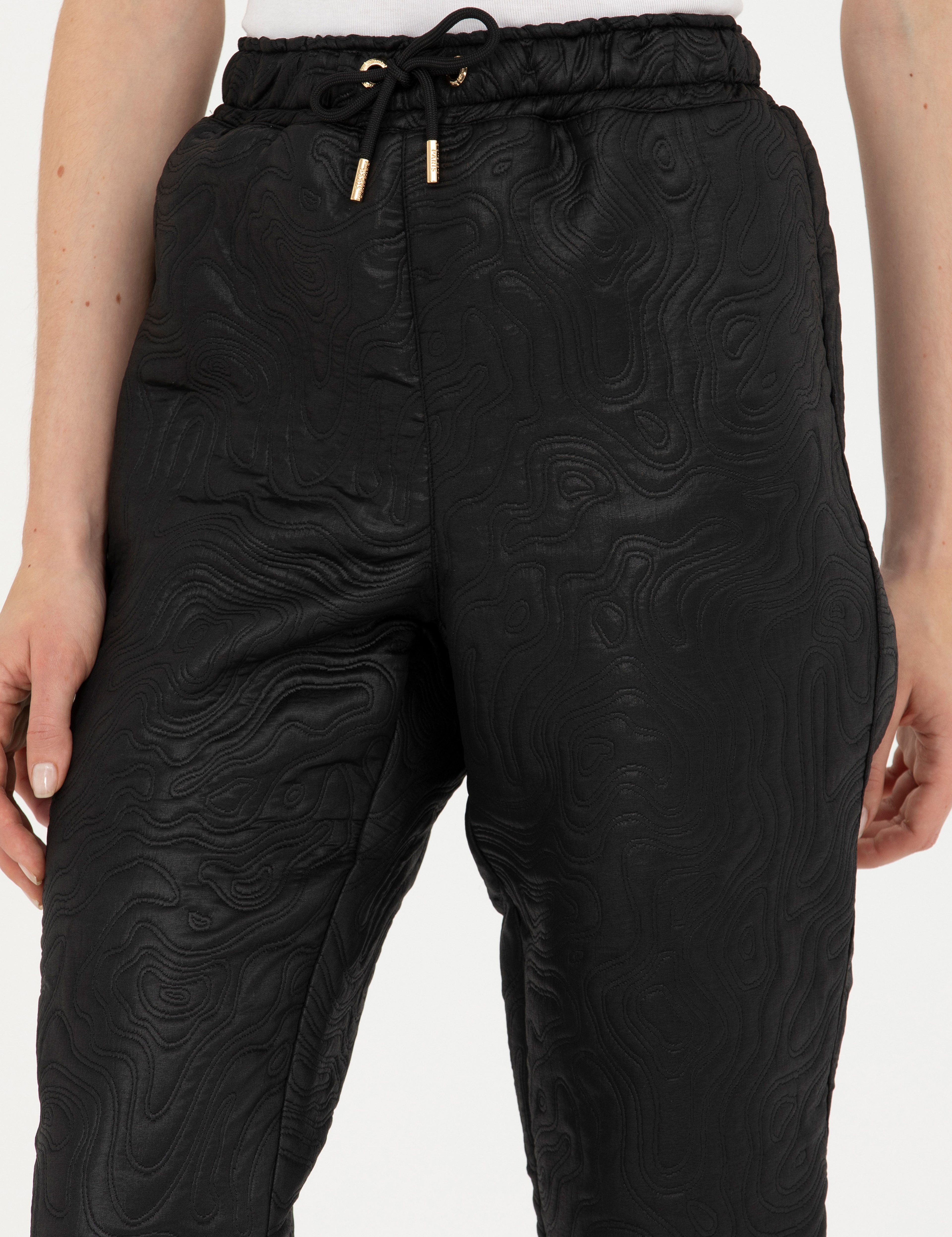 Siyah Parlak Dokulu Comfort Fit Pantolon - Image 5