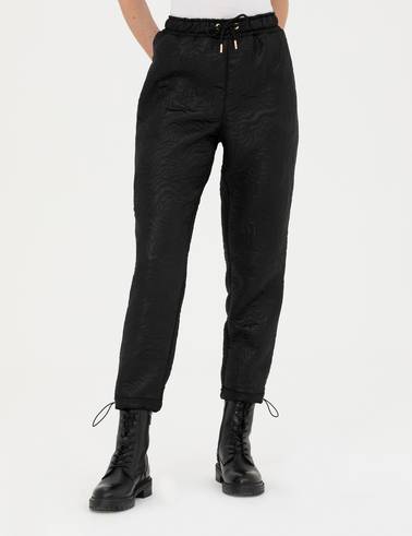 Siyah Parlak Dokulu Comfort Fit Pantolon