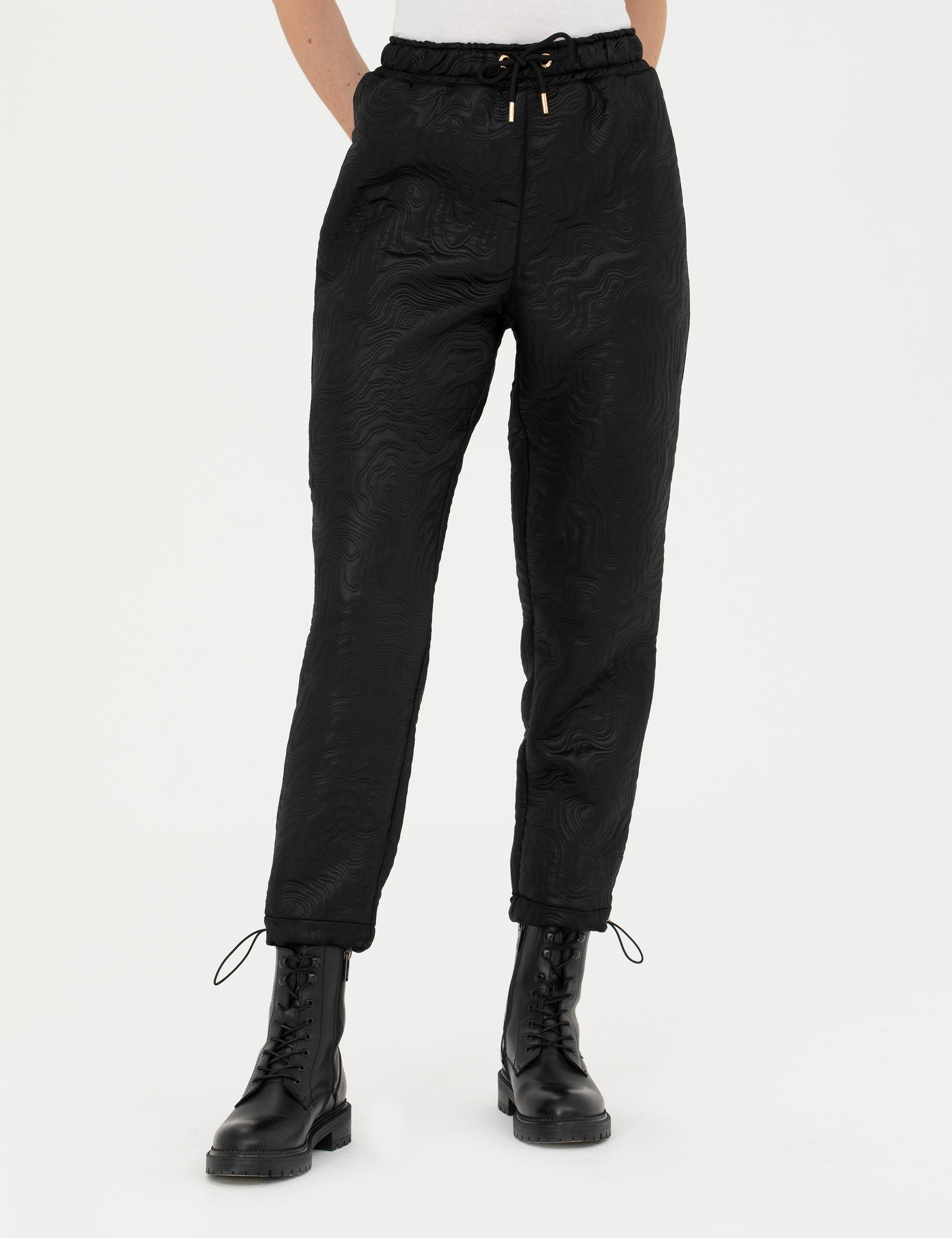 Siyah Parlak Dokulu Comfort Fit Pantolon - Image 2