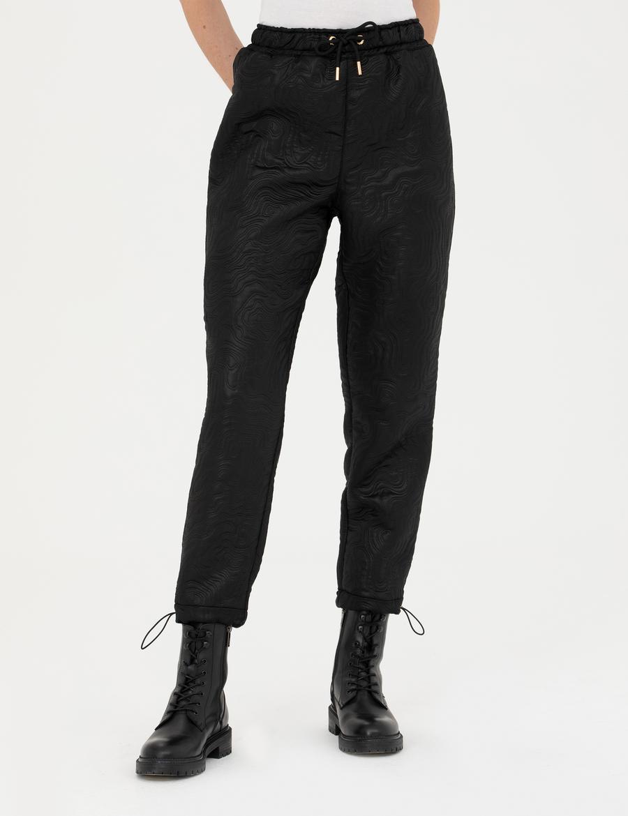 Siyah Parlak Dokulu Comfort Fit Pantolon