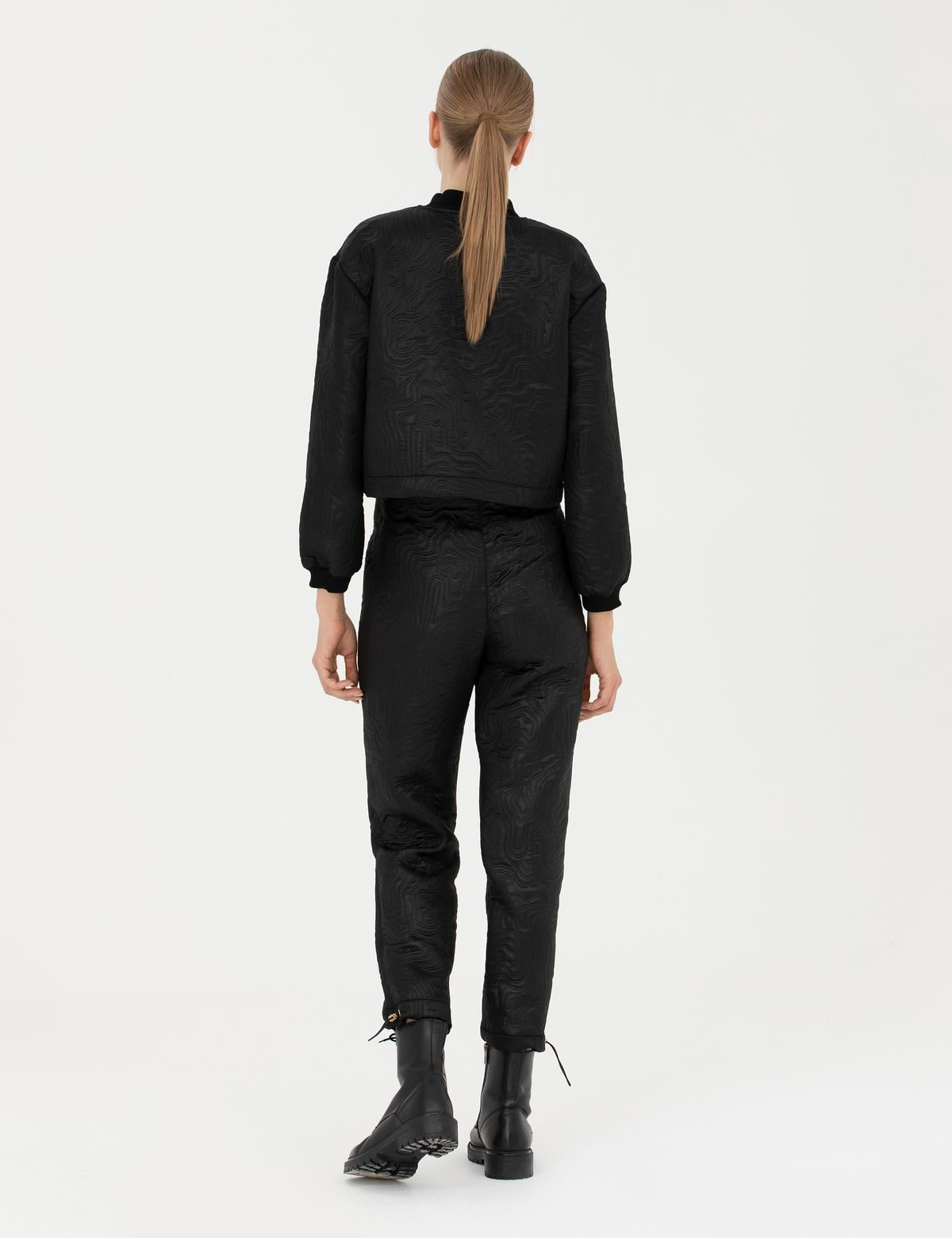 Siyah Parlak Dokulu Comfort Fit Pantolon - 50275534007