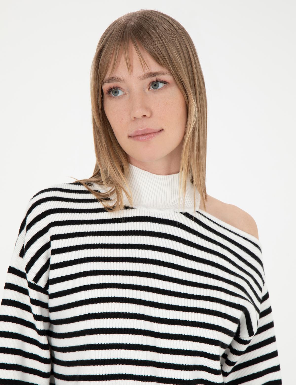 Beyaz Omuz Detaylı Comfort Fit Kazak - 50280229013