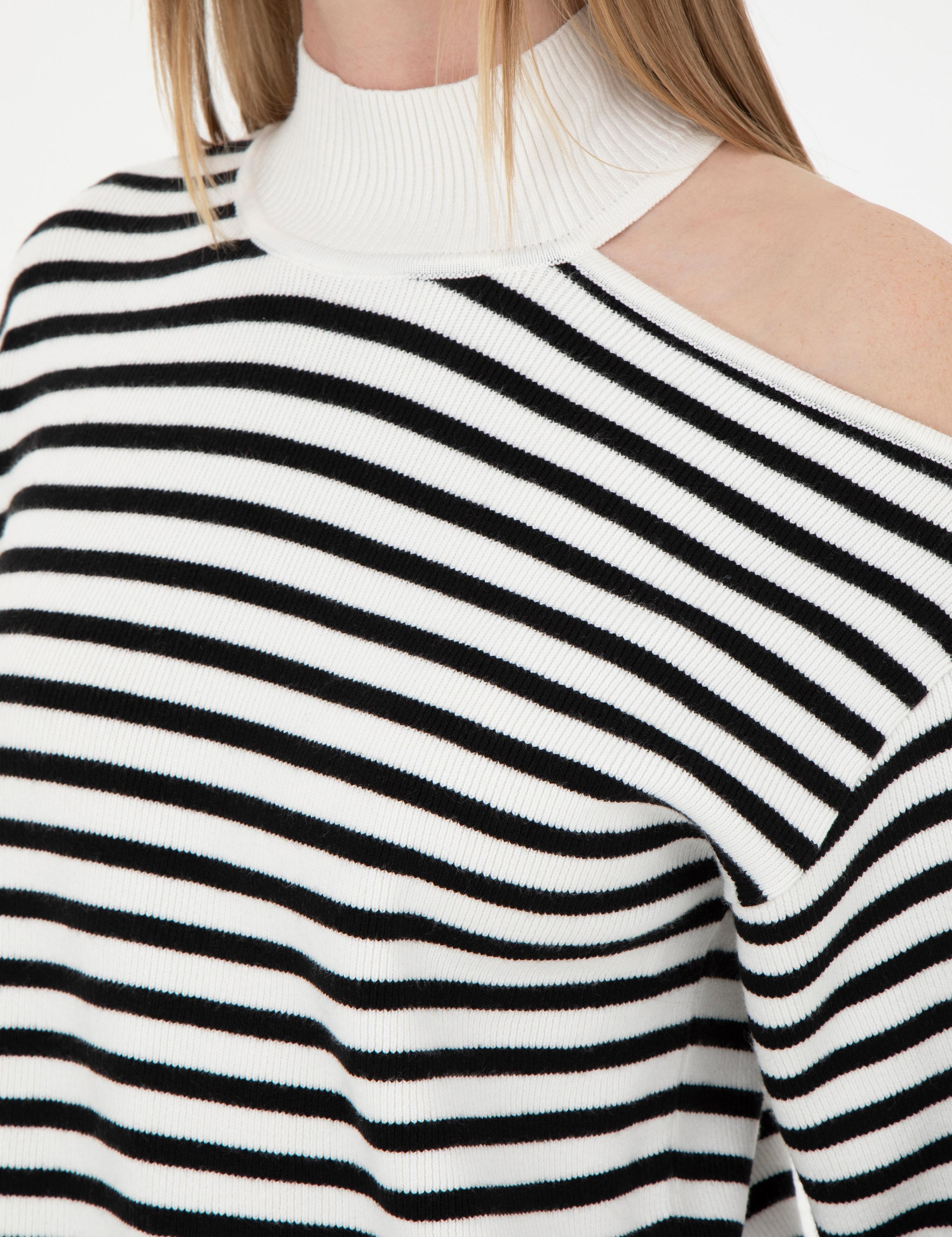 Beyaz Omuz Detaylı Comfort Fit Kazak