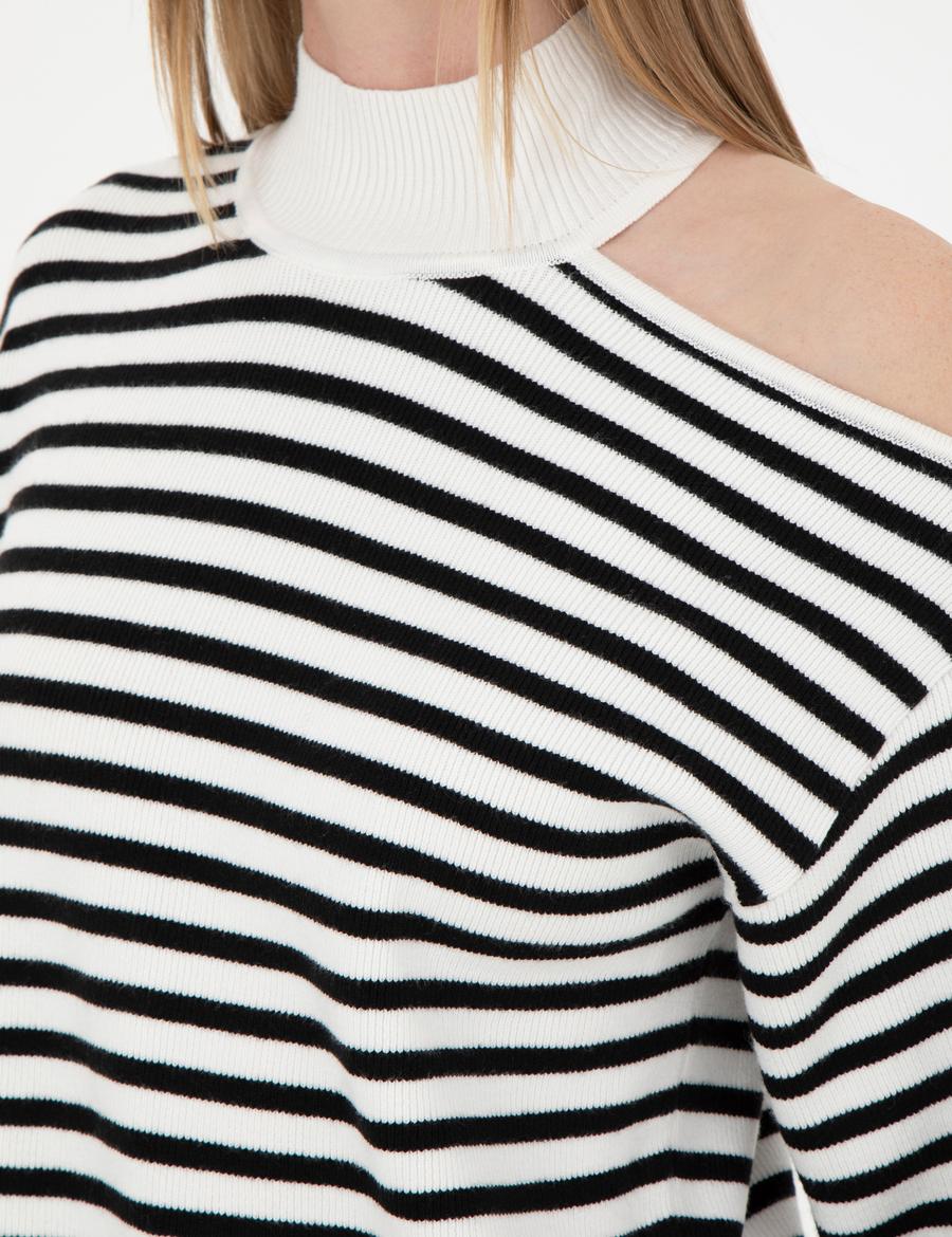 Beyaz Omuz Detaylı Comfort Fit Kazak