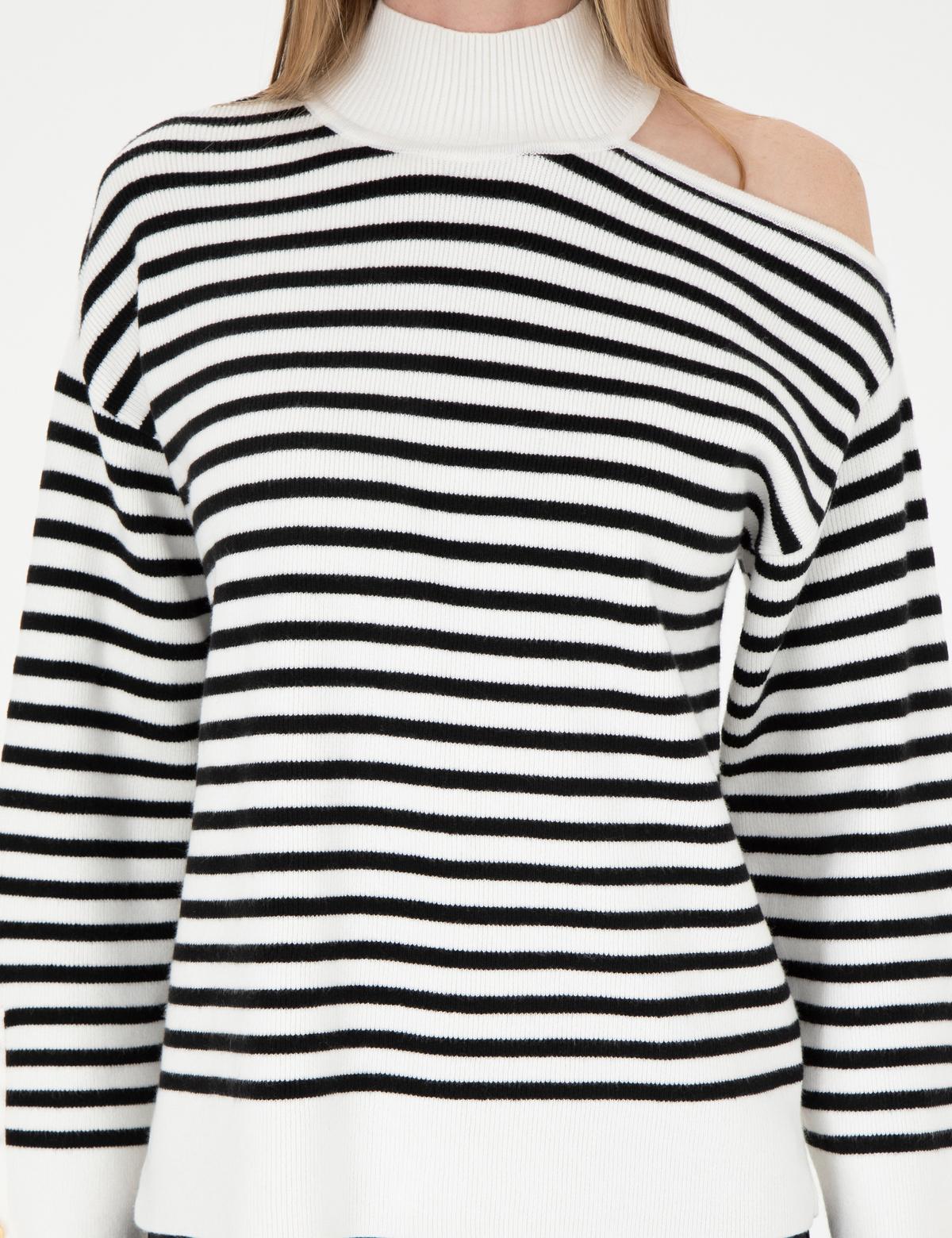 Beyaz Omuz Detaylı Comfort Fit Kazak - 50280229013