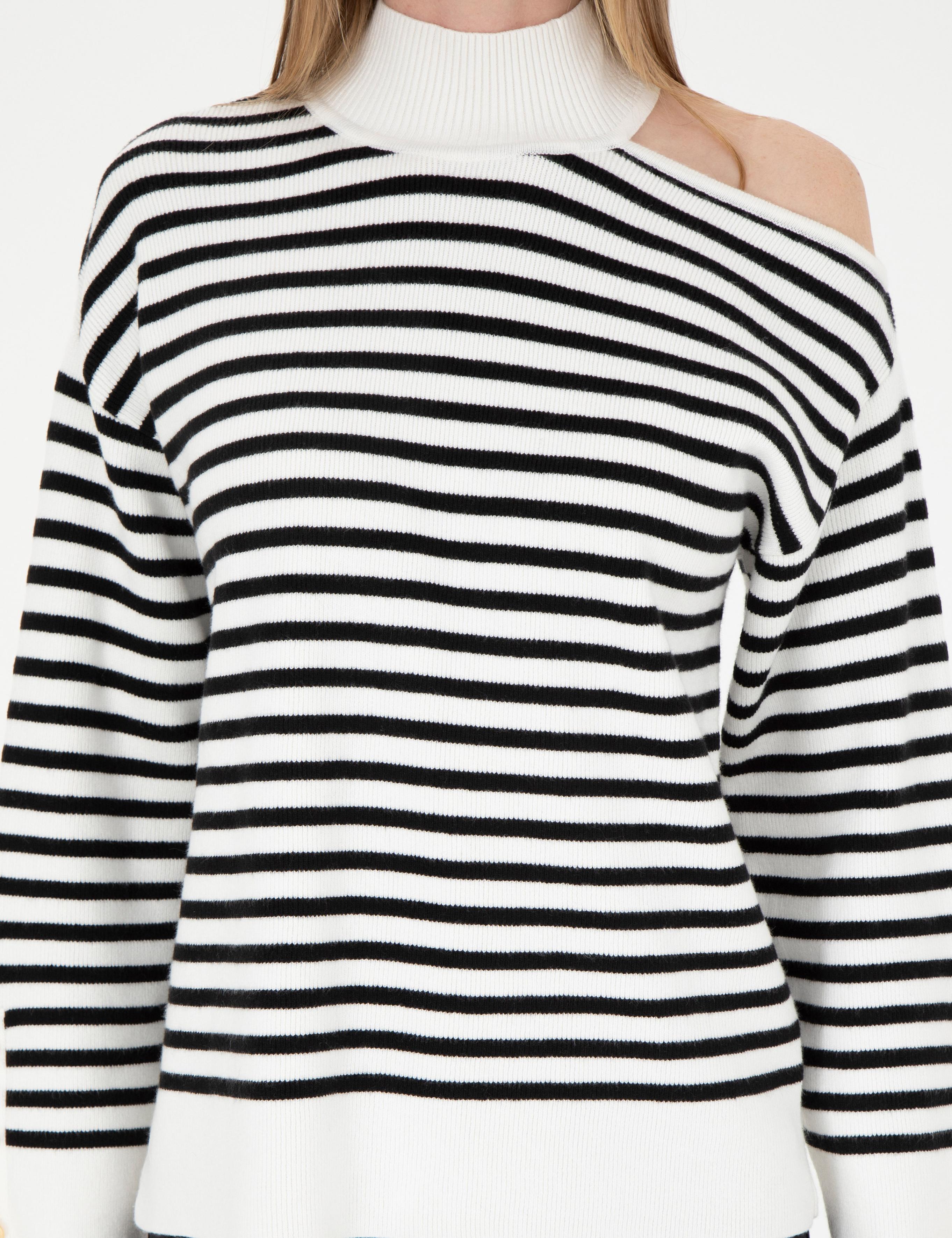 Beyaz Omuz Detaylı Comfort Fit Kazak