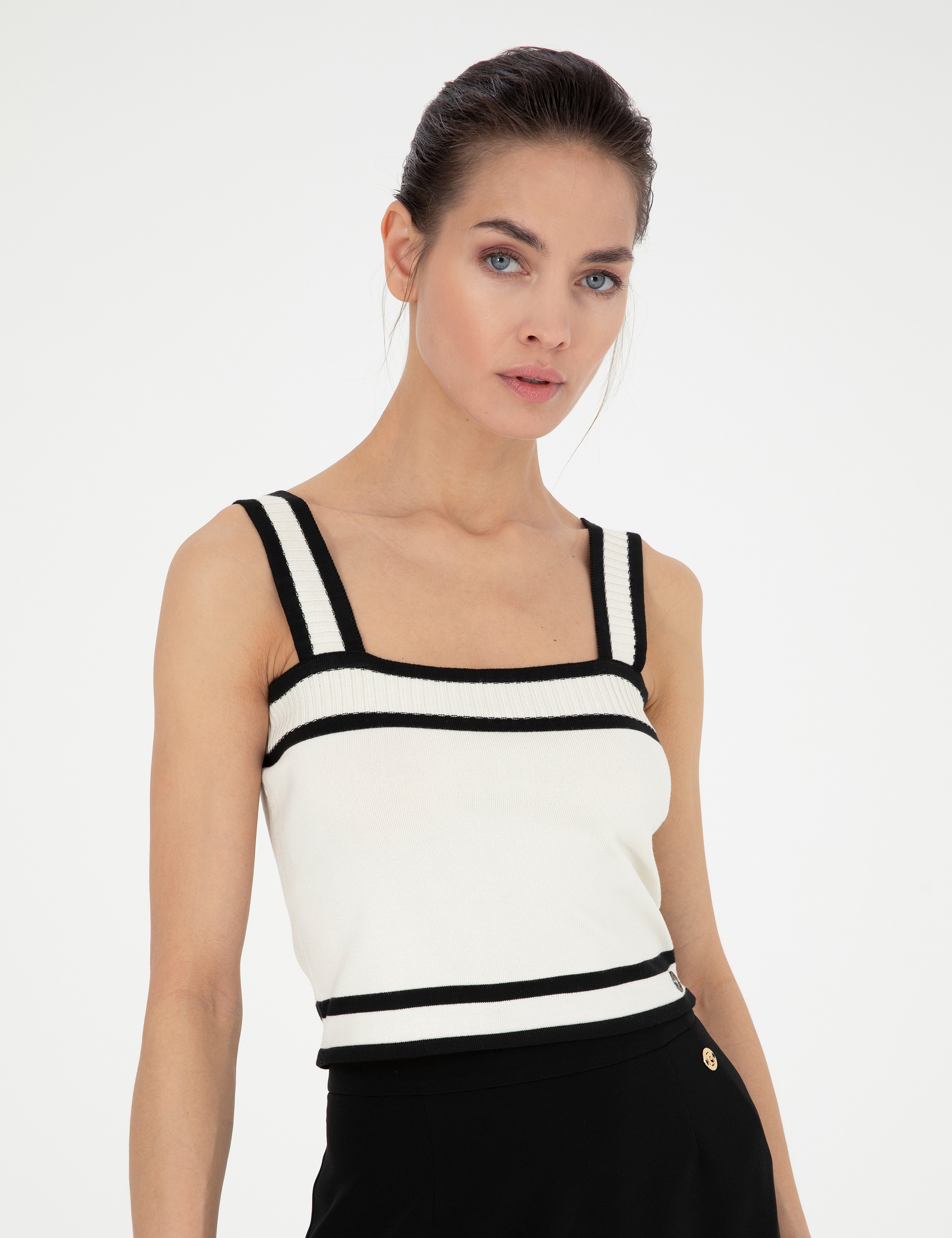 Beyaz Crop Top Triko Bluz - Image 3