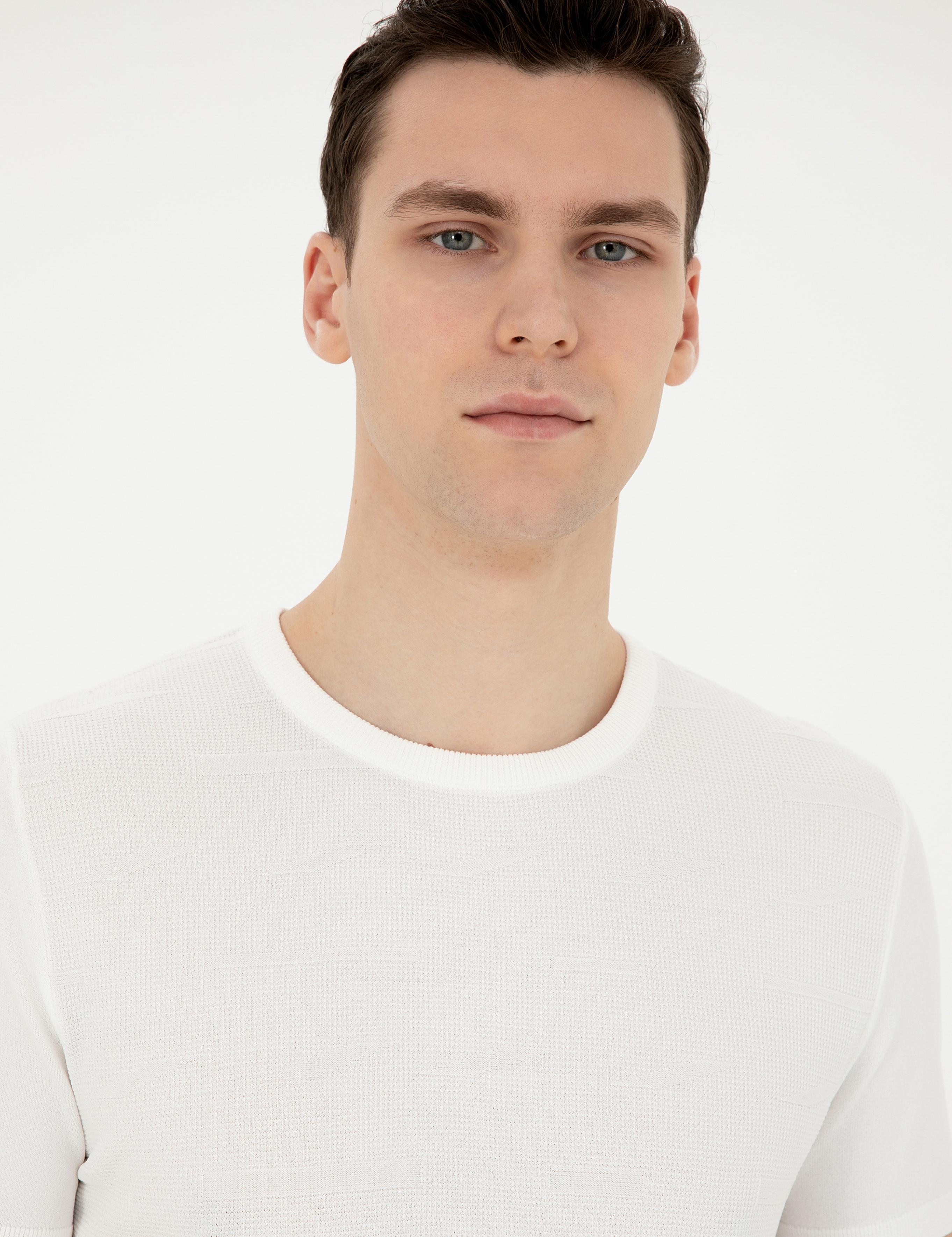 Beyaz Slim Fit Bisiklet Yaka Triko Tişört