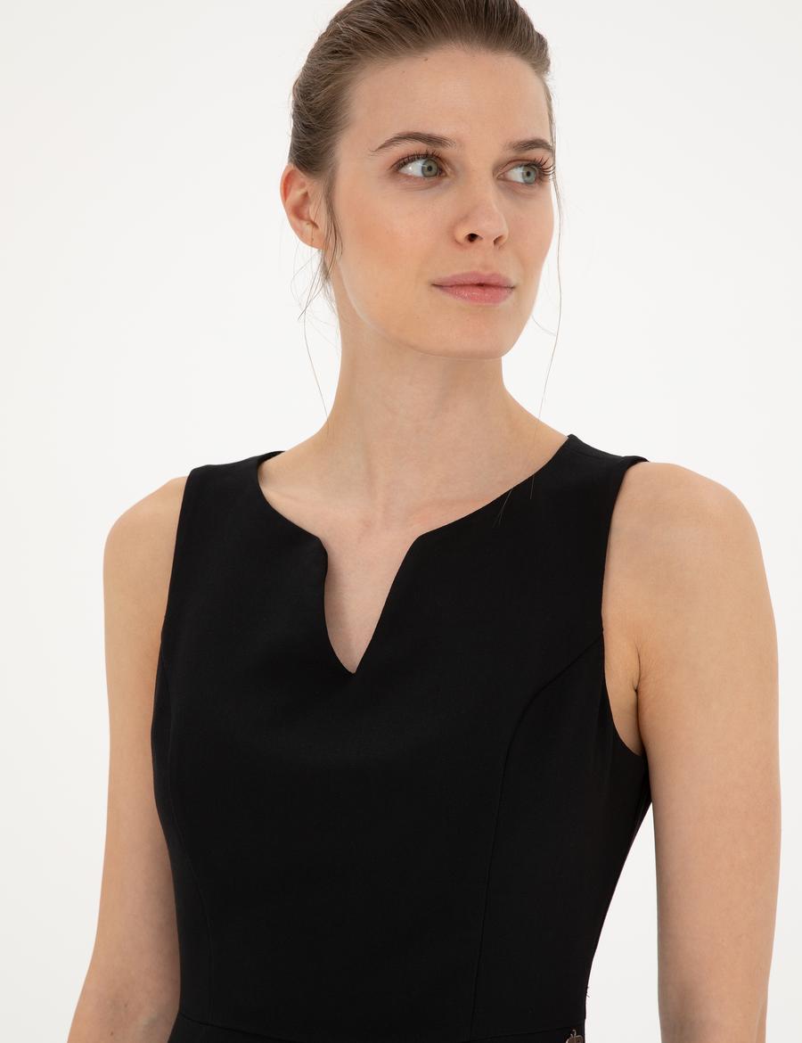 Siyah Yaka Detaylı Elbise