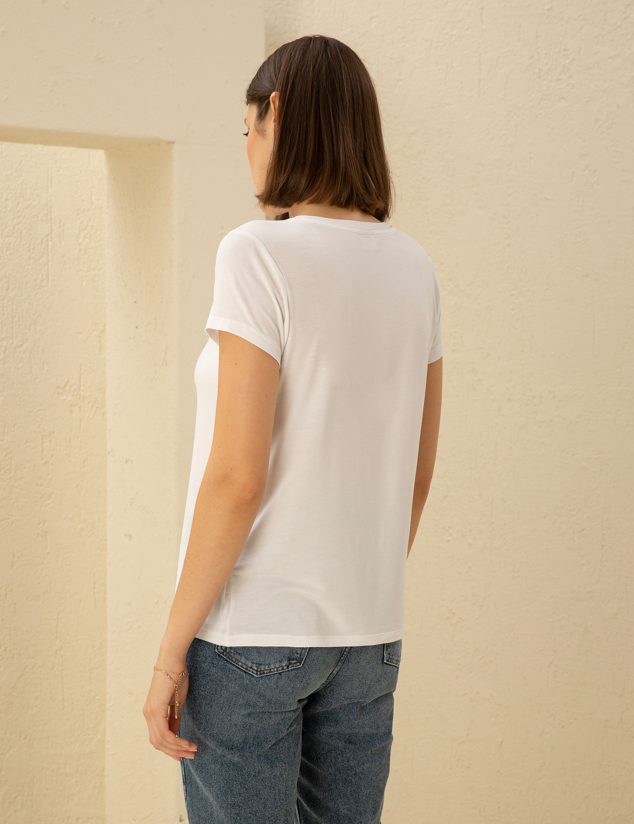 Beyaz Comfort Fit Bisiklet Yaka Basic Tişört