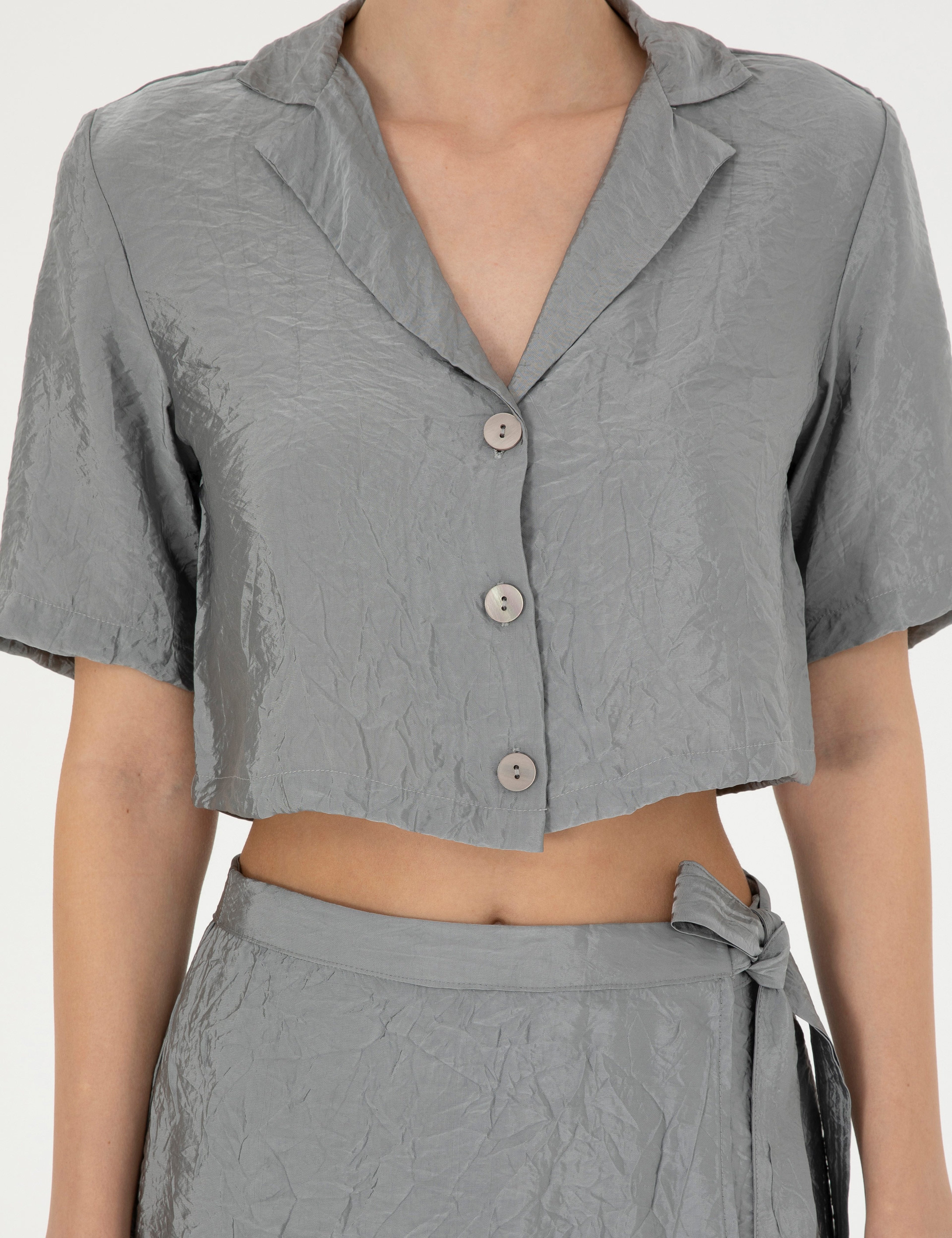 Gri Regular Fit Crop Top Kısa Kollu Gömlek - Image 6