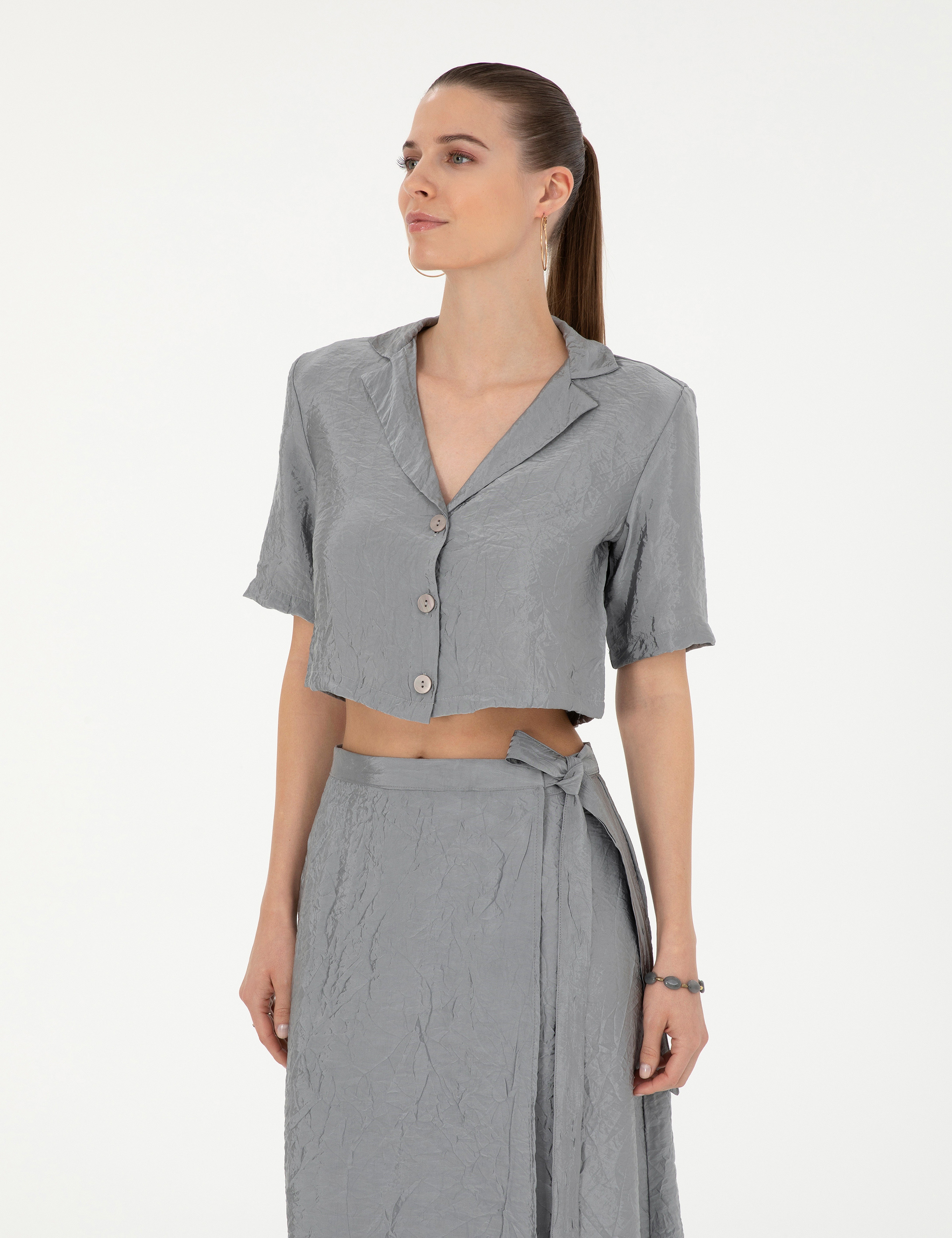 Gri Regular Fit Crop Top Kısa Kollu Gömlek - Image 1