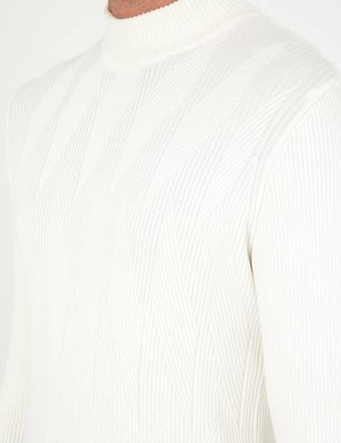 Ekru Slim Fit Yarım Balıkçı Yaka Triko Kazak