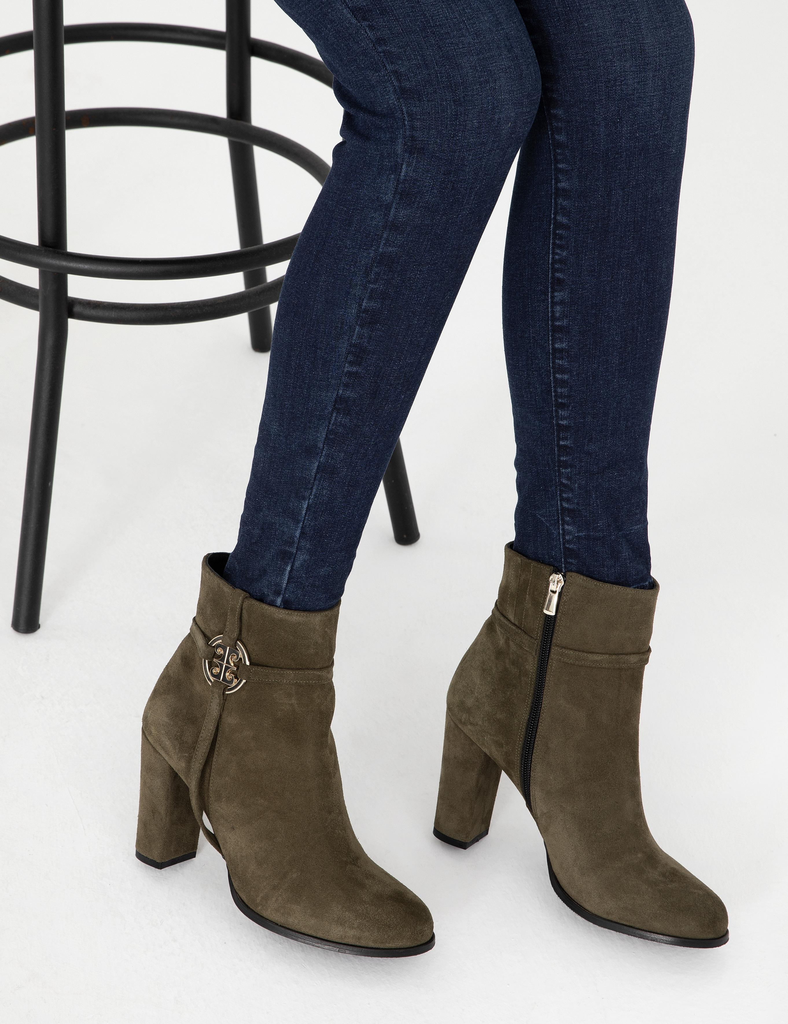 Haki Metal Logolu Topuklu Nubuk Bot