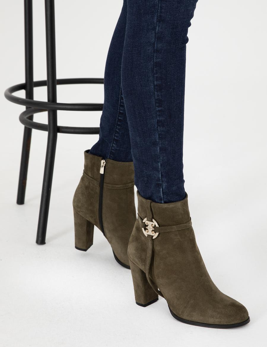 Haki Metal Logolu Topuklu Nubuk Bot