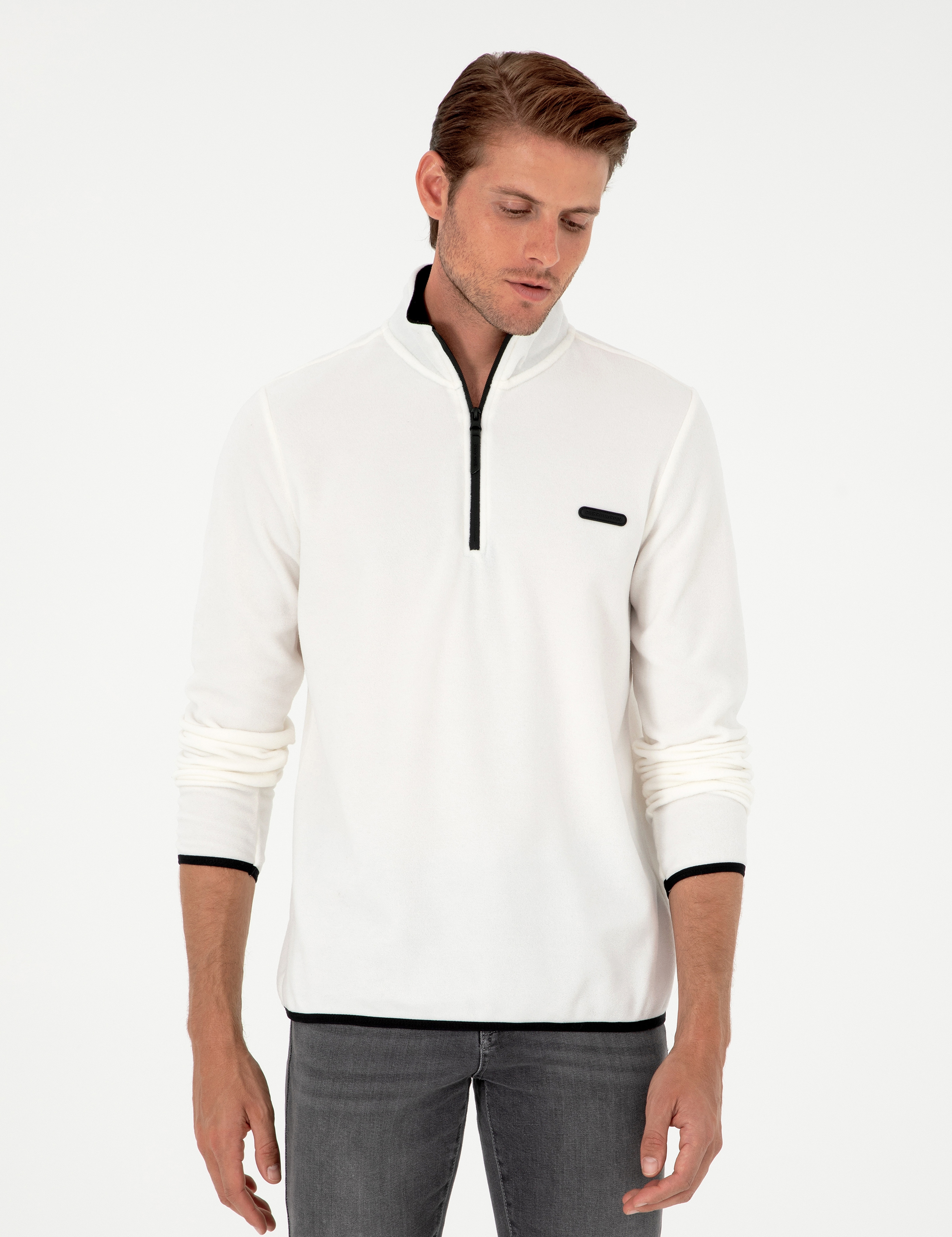 Beyaz Regular Fit Yarım Fermuarlı Polar Sweatshirt - Image 1
