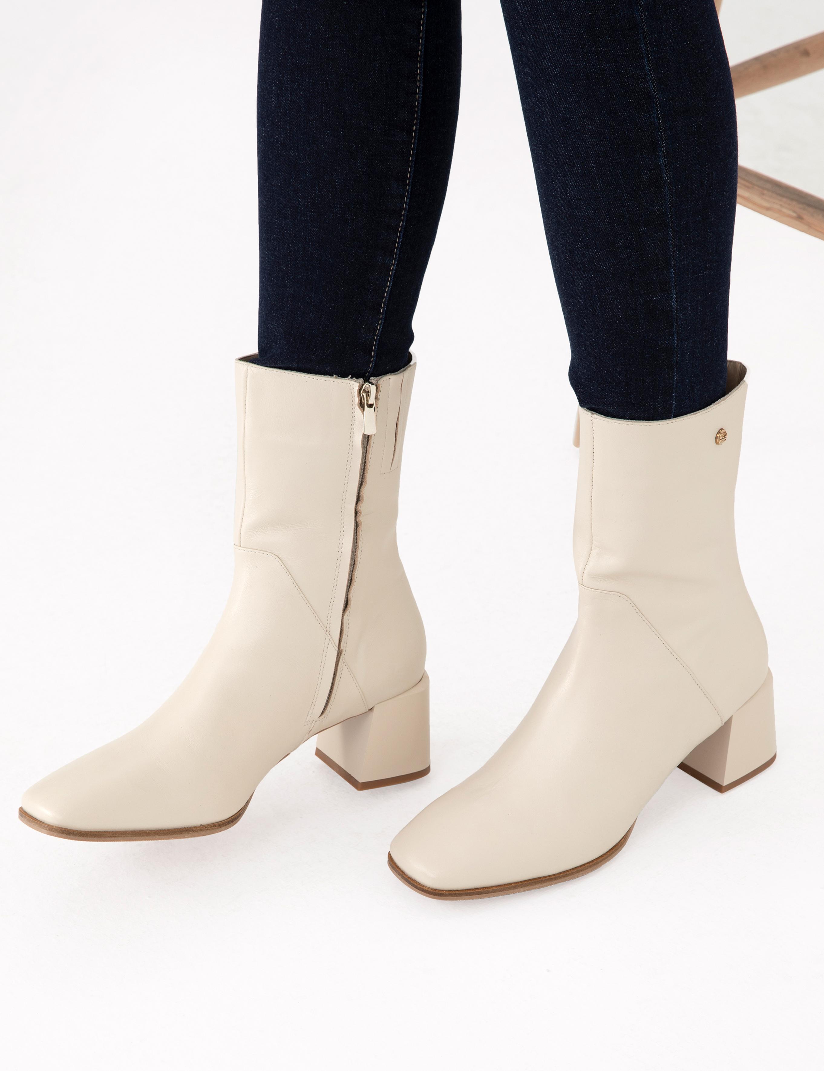 Beyaz Topuklu Çizme