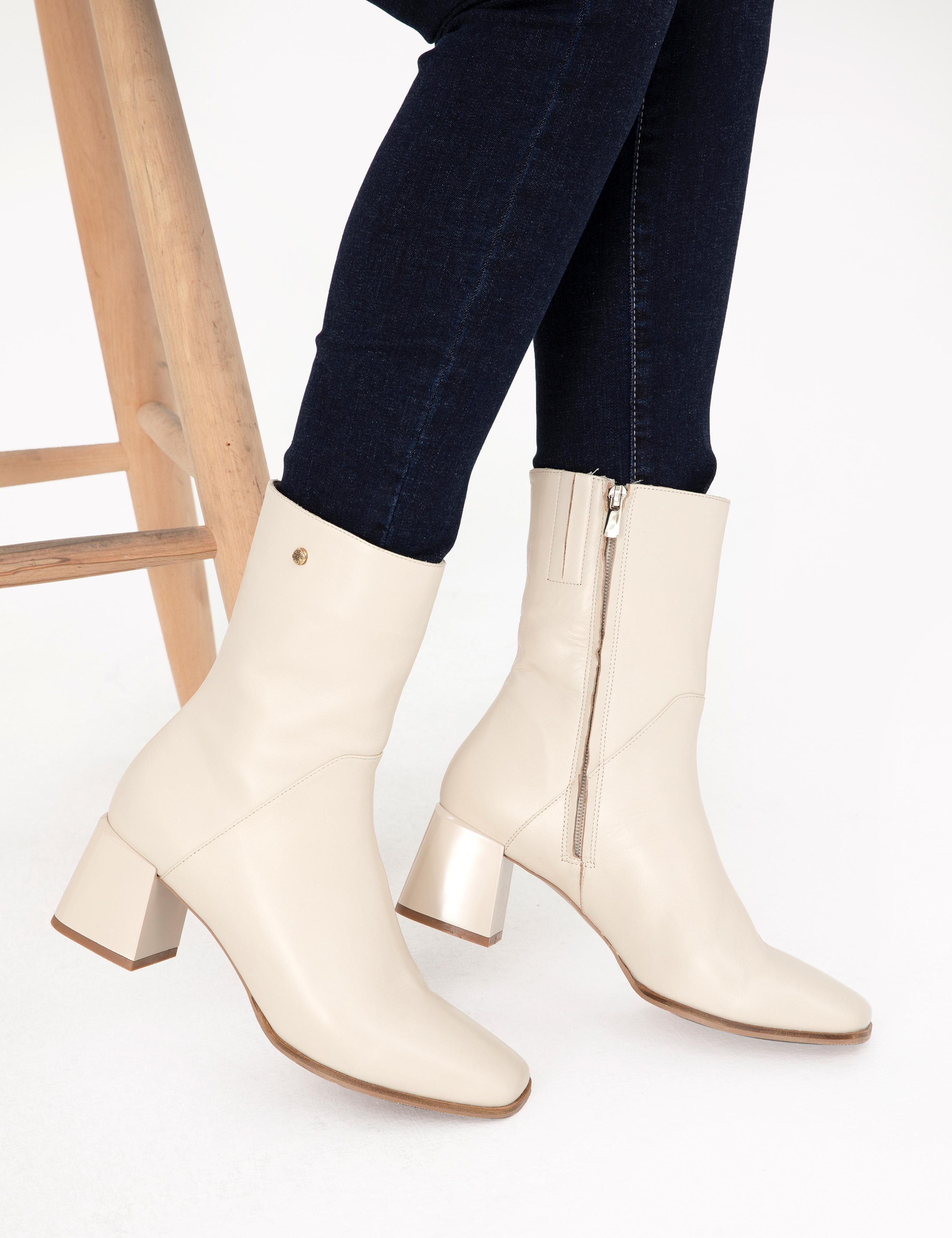 Beyaz Topuklu Çizme