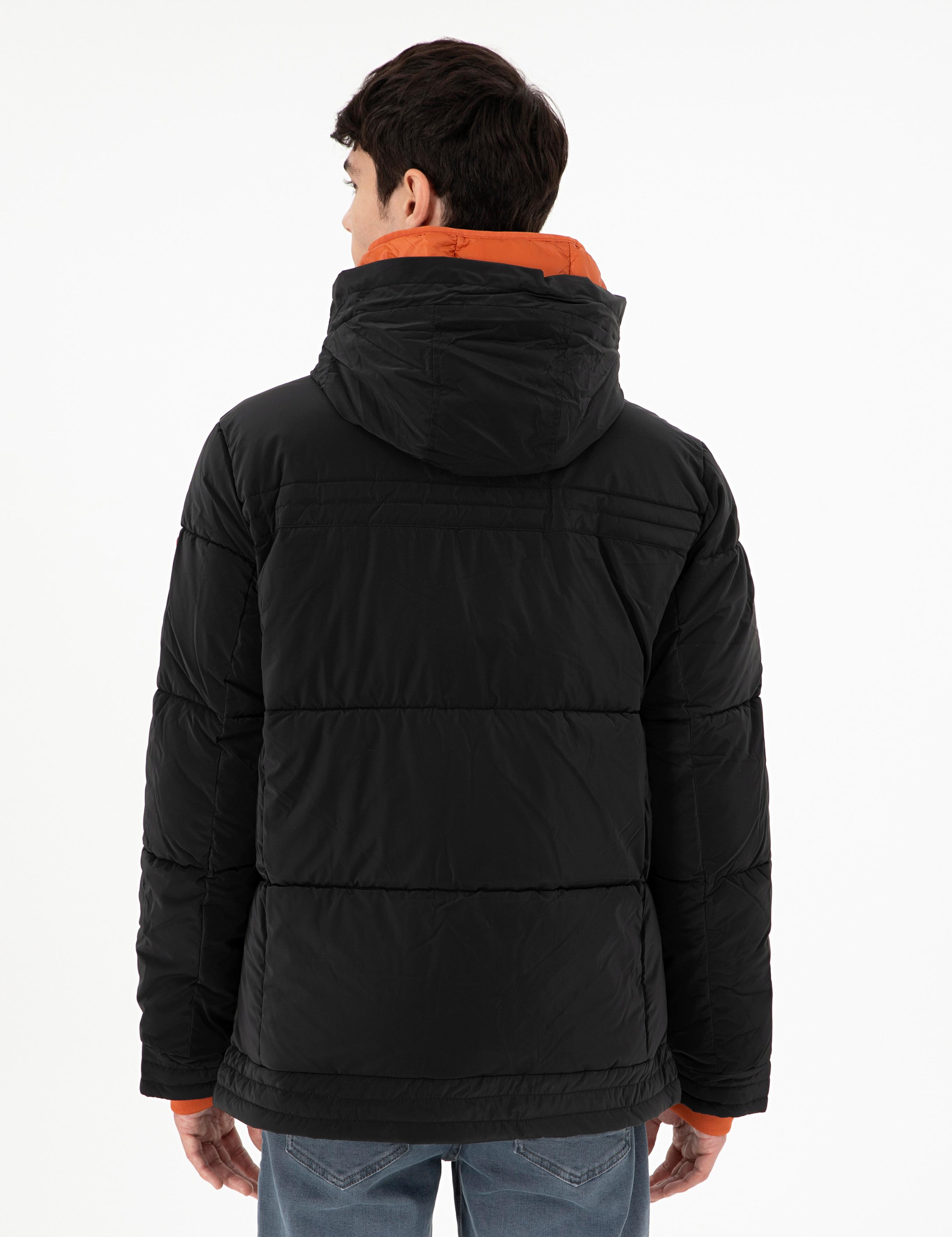 Siyah Kapüşonlu Dolgulu Mont