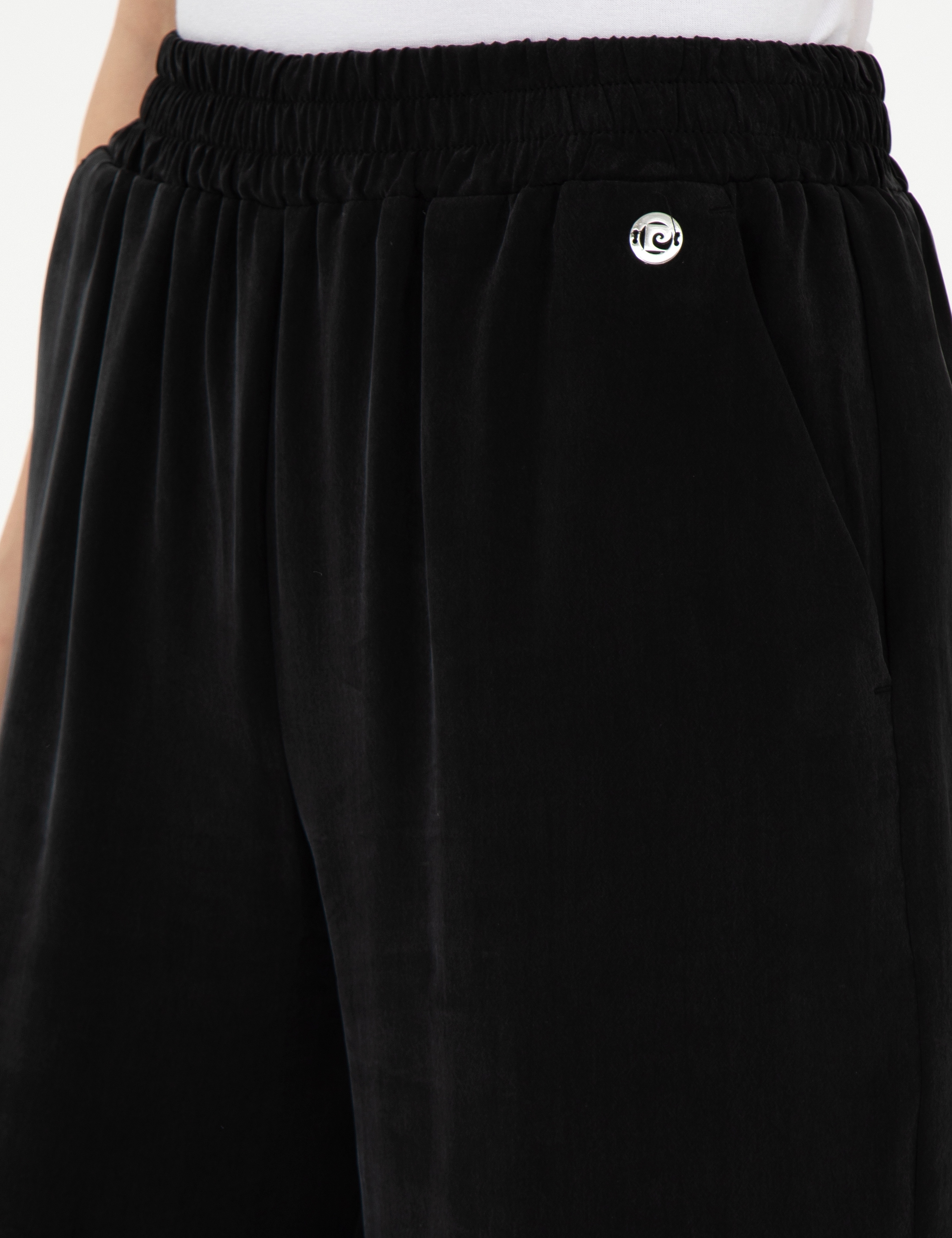 Siyah Kupro Kumaş Loose Fit Pantolon - Image 5
