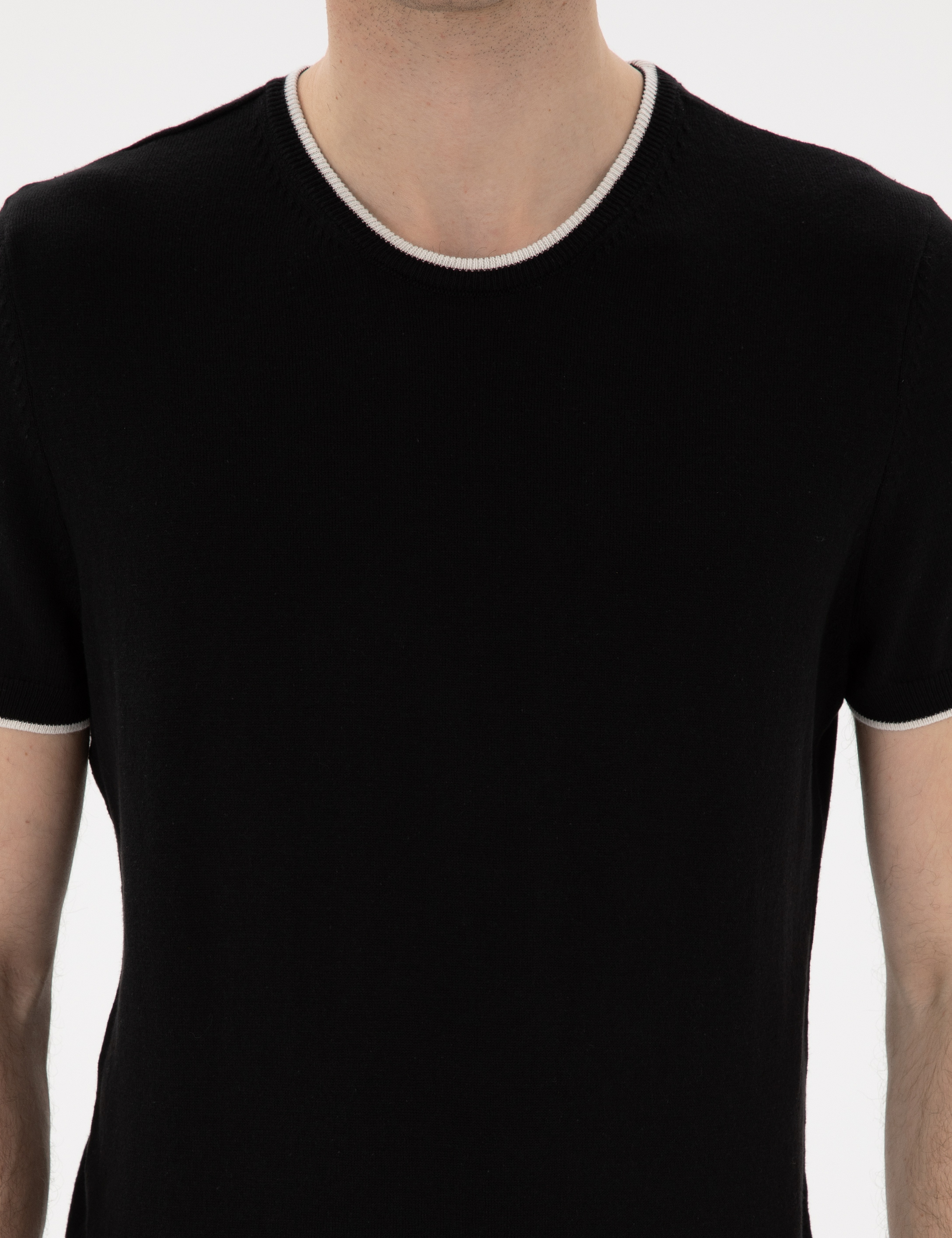 Siyah Slim Fit Bisiklet Yaka Triko Tişört