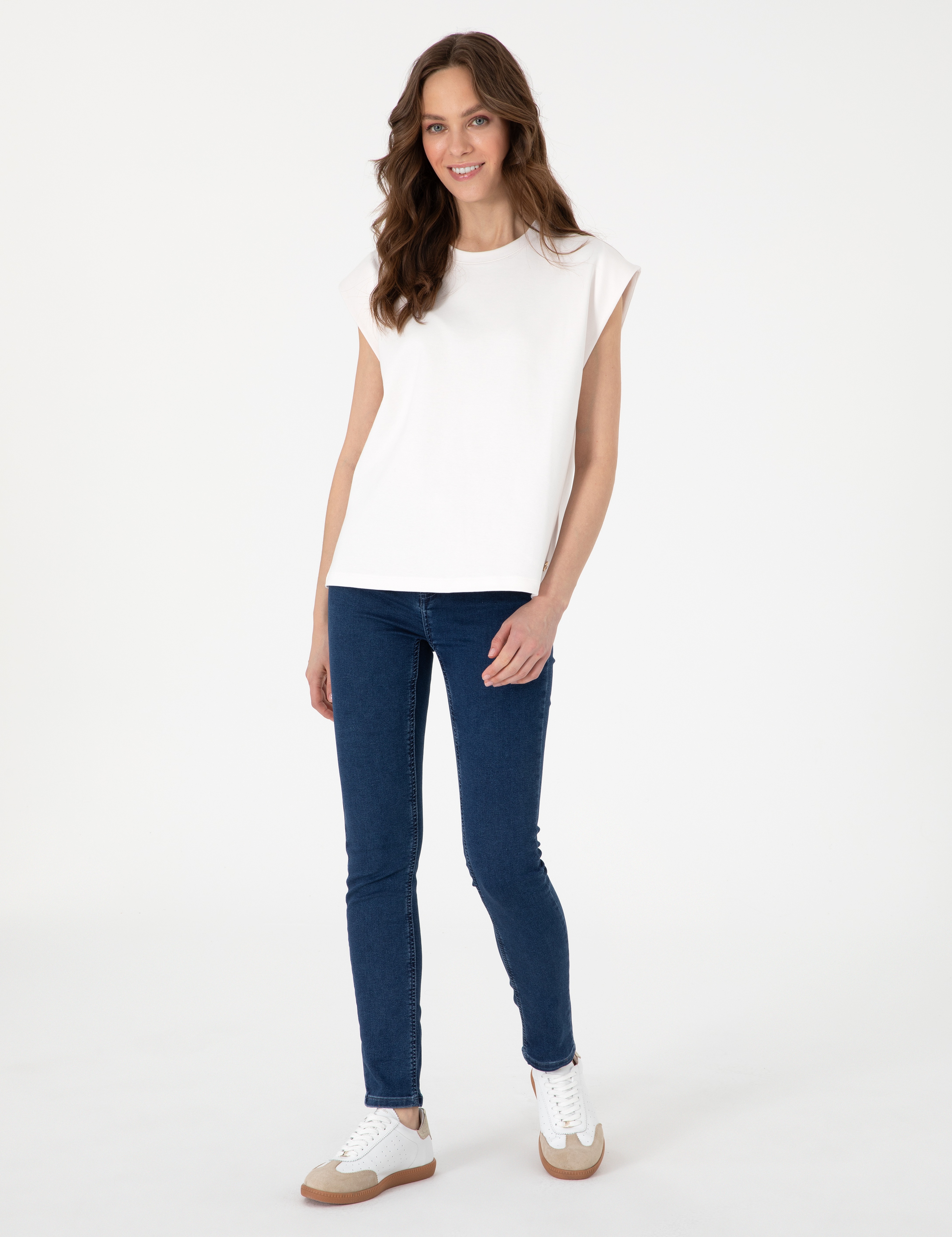 Beyaz Comfort Fit Tişört - Image 4
